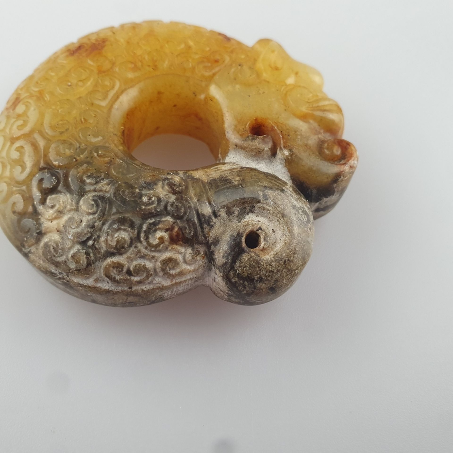 Zhulong ("Schweinsdrache") - China, braun-gelbe Jade, teils kalzifiziert, im Stil der neolithischen - Bild 3 aus 6