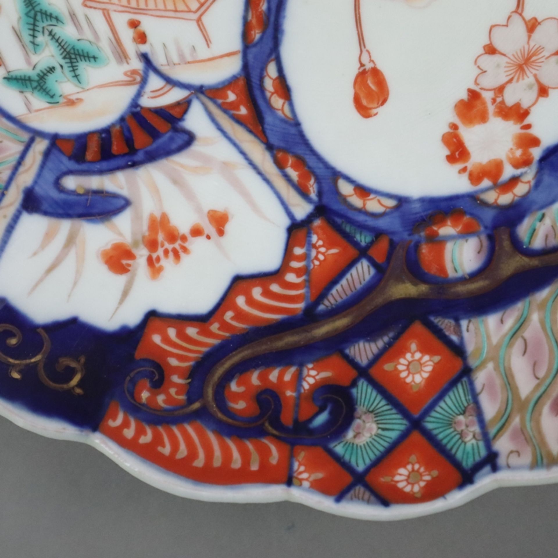 Imari-Teller - Japan, ca. Taishō-Zeit, ovale, runde Form mit fächerartiger Fahne, Bemalung in Unter - Bild 5 aus 7
