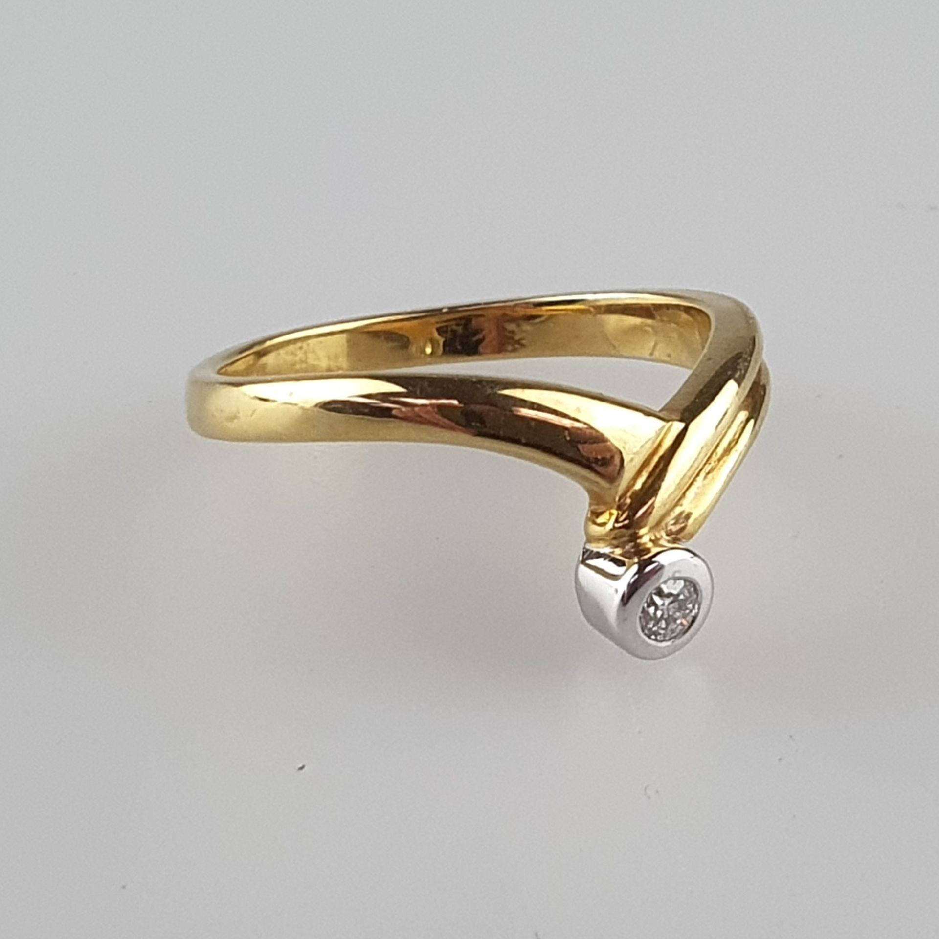 Goldring mit Brillant - Gelb-/Weißgold 750/000, gestempelt, spitz zulaufender Ringkopf besetzt mit - Bild 2 aus 6