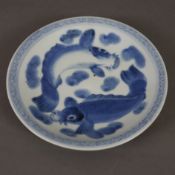 Teller mit Karpfendekor - China, späte Qing-Dynastie, Porzellan, runde Form mit fein gemalten Karpf