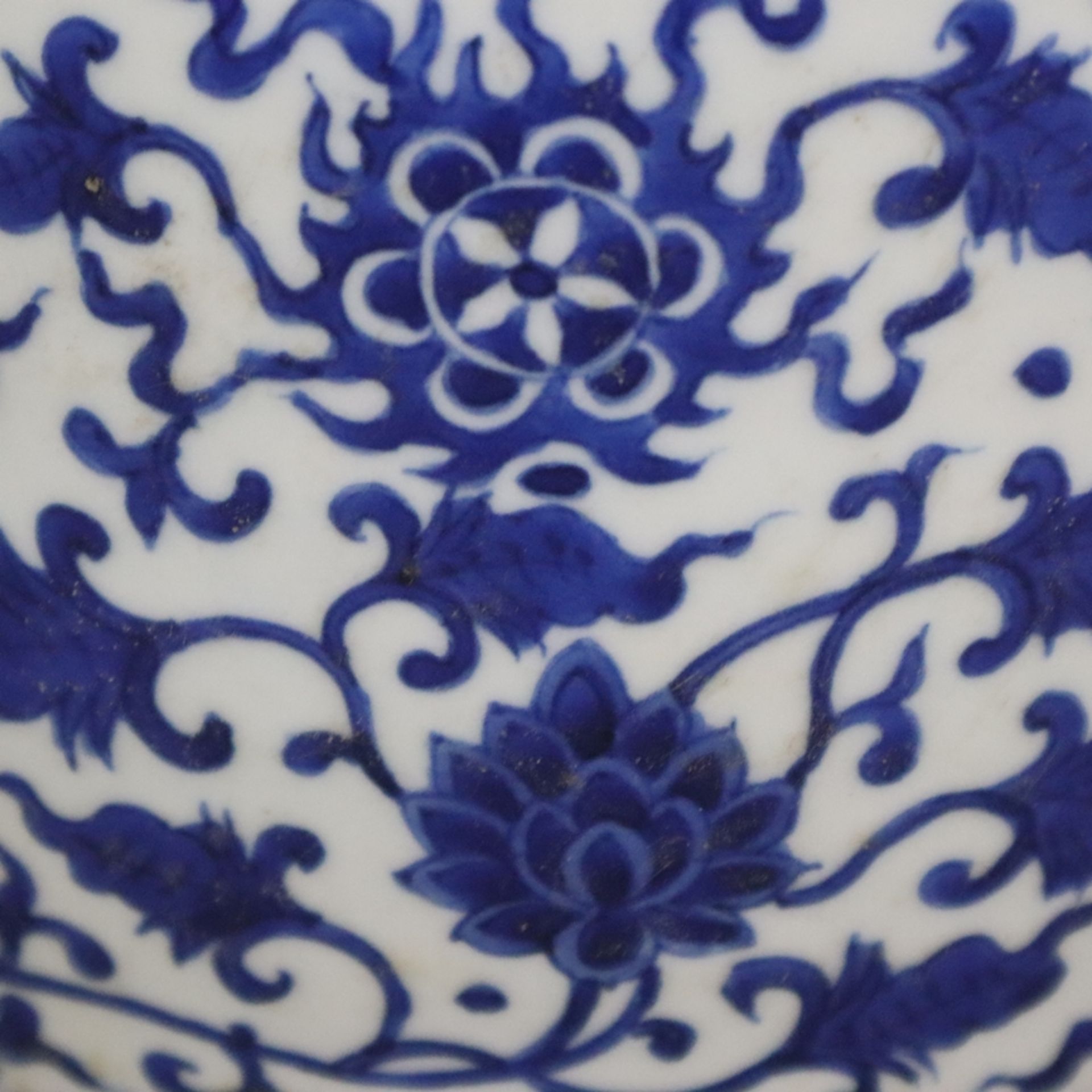 Blau-weißer Cachepot - China, zylindrische, leichte ausgestellte Wandung mit blauem Unterglasurdeko - Image 6 of 10