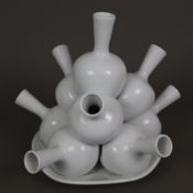 Tulpenvase - 20. Jh., Weißporzellan, glasiert, geformt aus neun Flaschenvasen in drei Reihen auf ei