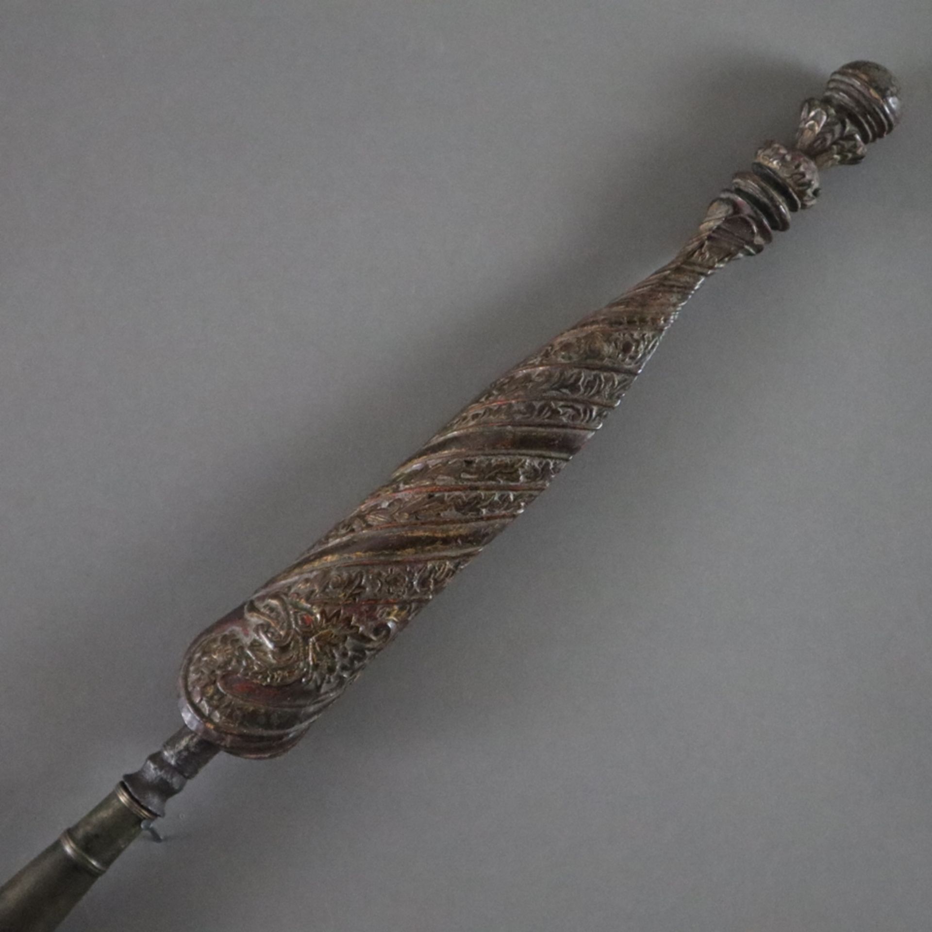 Speer mit Scheide - Indonesien, wohl 19./20. Jh., lanzettförmiges Blatt von ca. 19 cm Länge, leicht - Bild 3 aus 5
