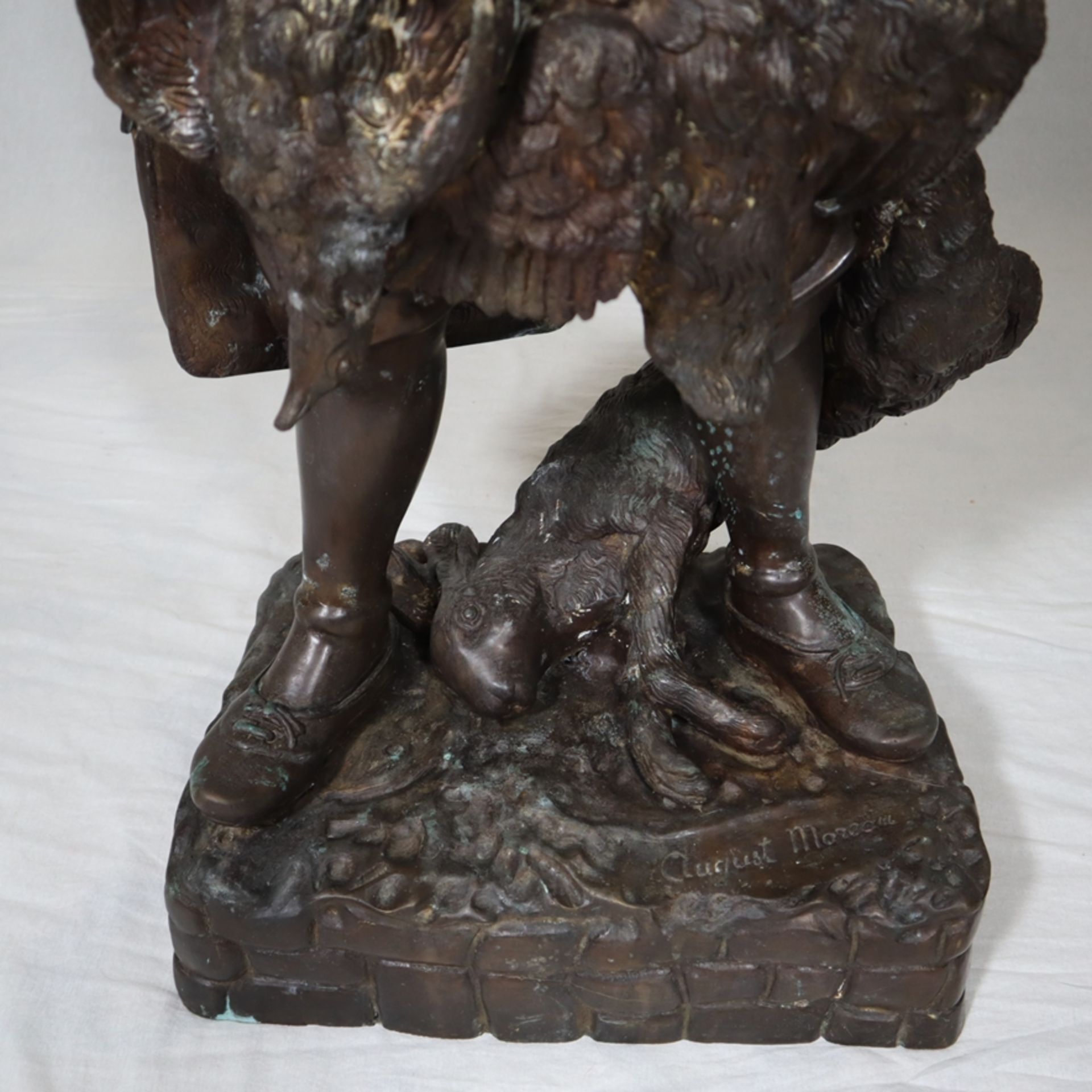 Große Bronzefigur “Junger Jäger mit Beute” - Bronzeskulptur mit braun-goldener Patina, wohl nach Au - Image 8 of 12