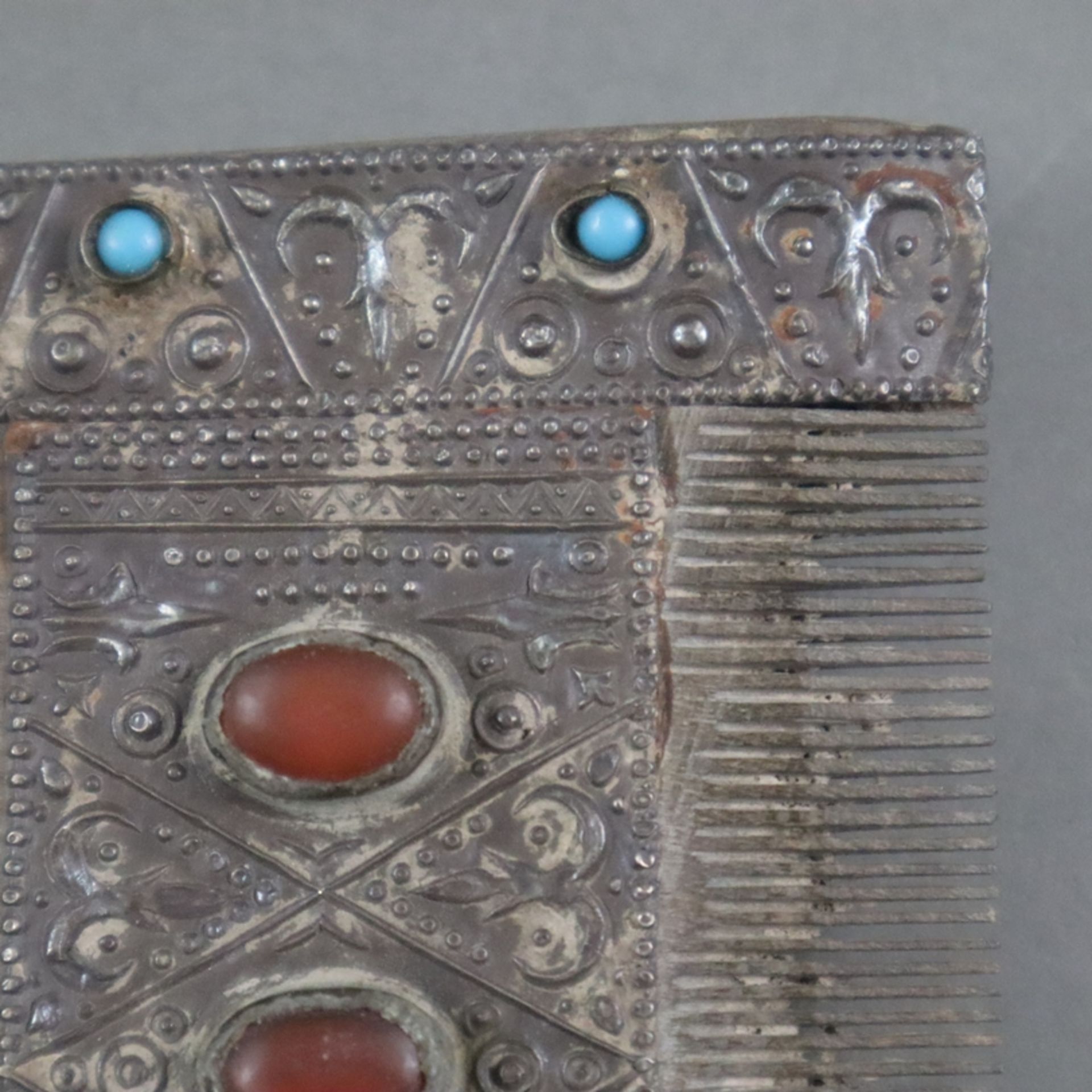Kamm - Turkmenistan, 19./20. Jh., silberner Kamm mit Reliefdekor sowie zwei Reihen fein geschnitten - Bild 5 aus 5