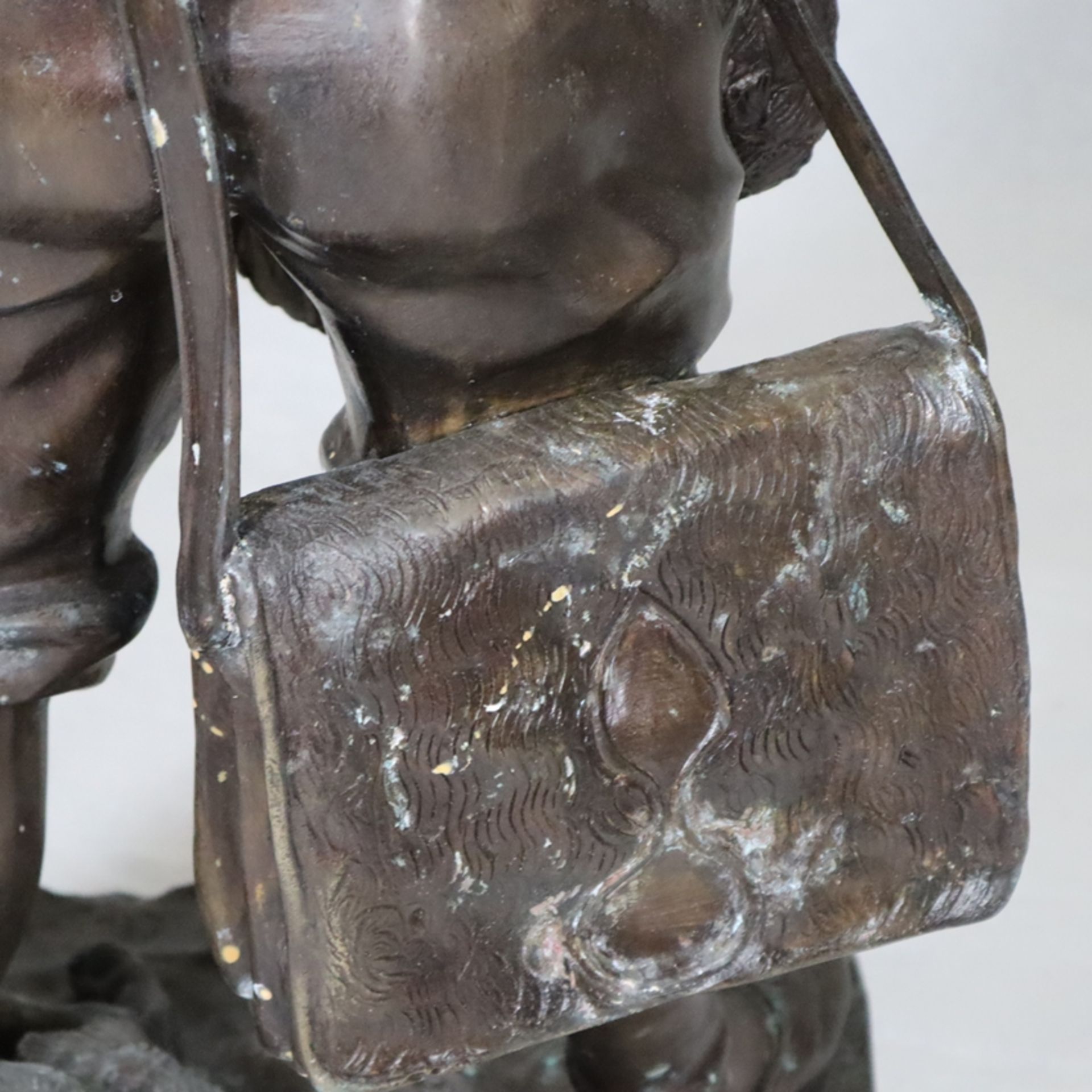 Große Bronzefigur “Junger Jäger mit Beute” - Bronzeskulptur mit braun-goldener Patina, wohl nach Au - Image 10 of 12