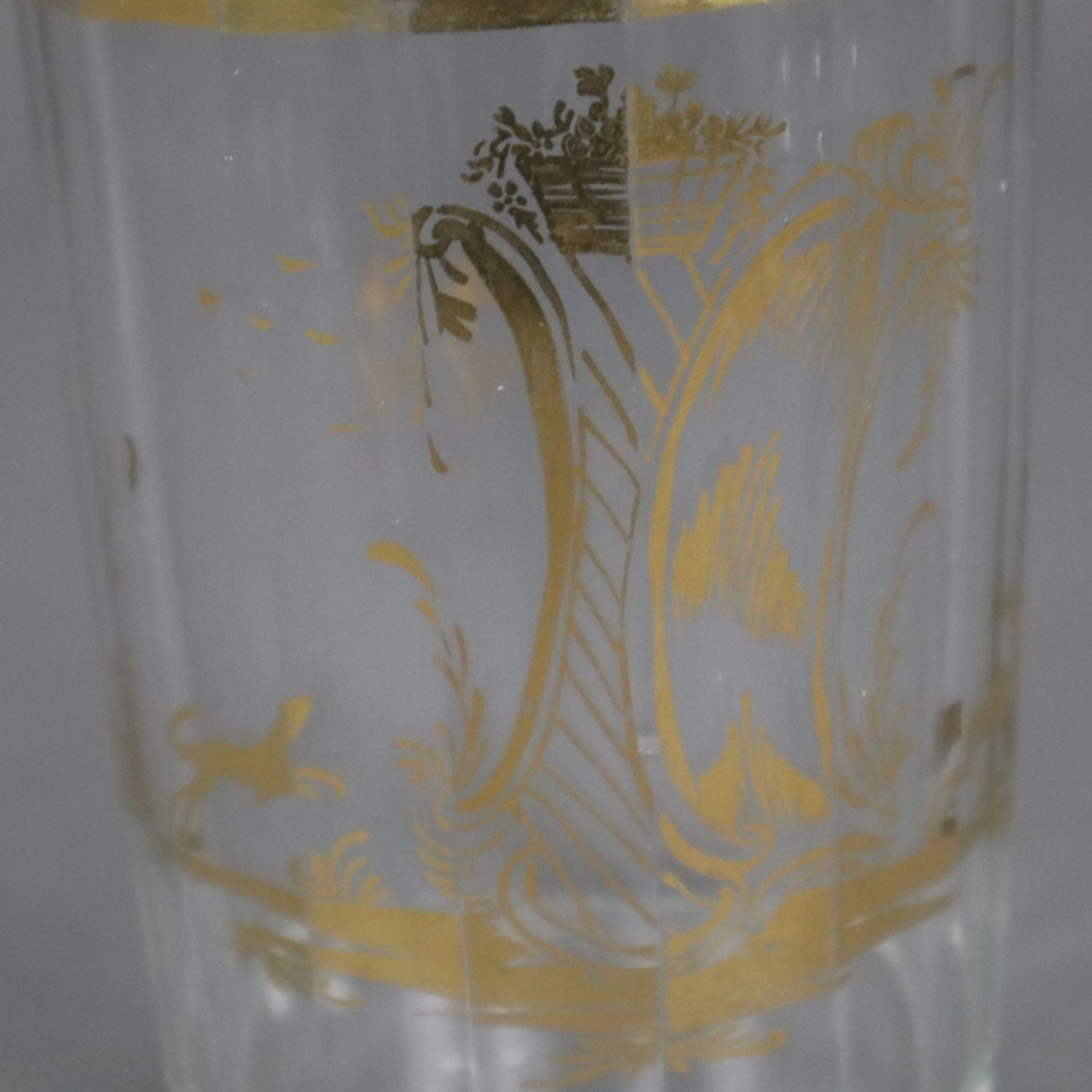 Zwei Glasbecher - Böhmen, Mitte 18. Jh., farbloses Glas mit Goldmalerei, 1x 18-fach facettierter zy - Bild 5 aus 8