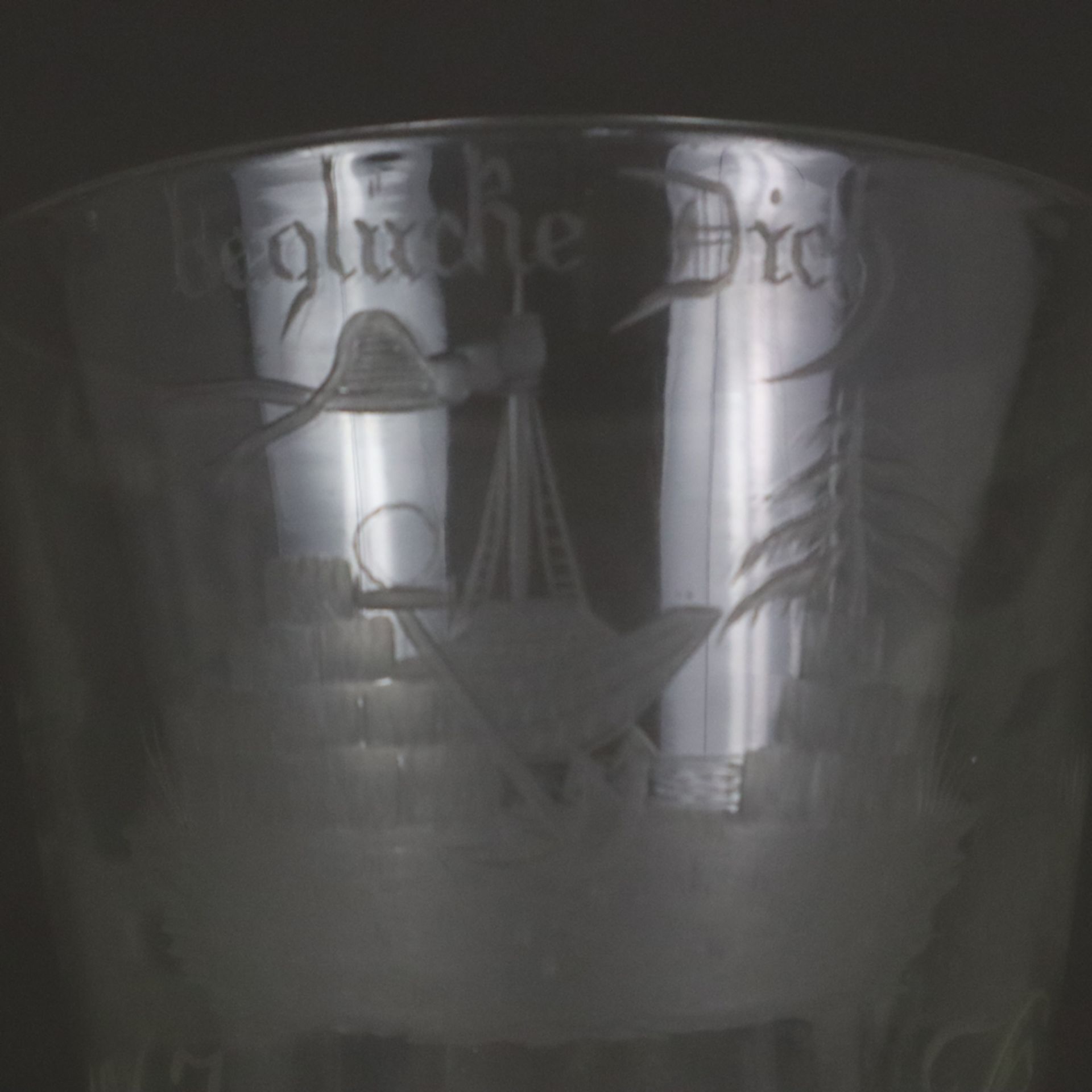 Fußglas - Mitte 19. Jh., wohl Norddeutschland, farbloses Glas, auf rundem Standfuß Balusterschaft m - Bild 4 aus 9