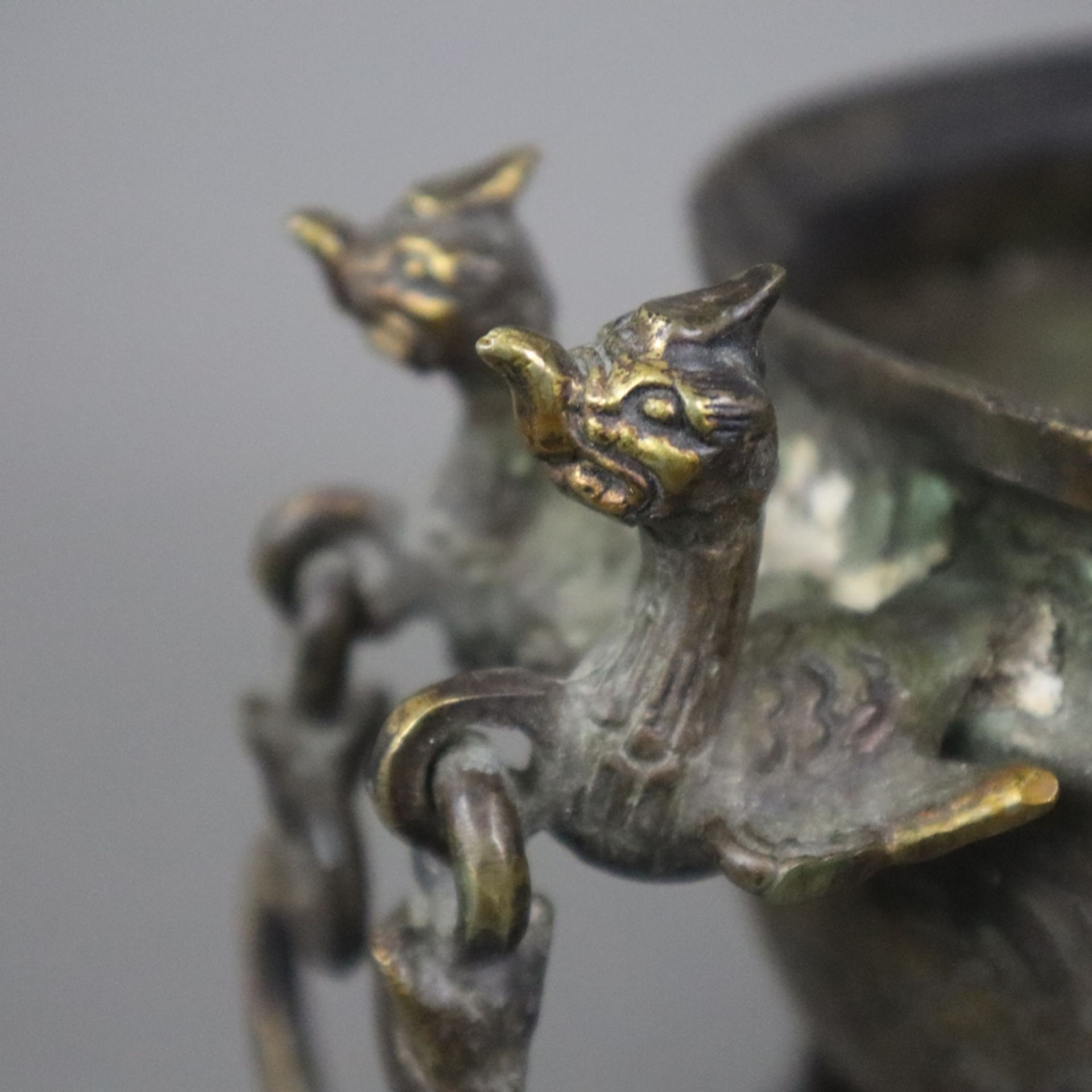 Räucherschale mit Deckel - China, Bronze mit Resten der Vergoldung, halbkugelige Schale auf Standri - Bild 9 aus 14