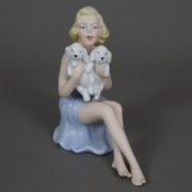 Porzellanfigur "Junge Frau mit zwei Welpen spielend" - Gerold Porzellan, Bavaria, 2. Hälfte 20. Jh.