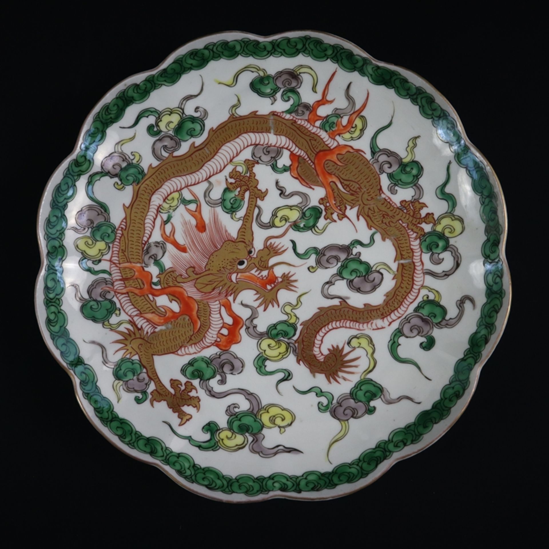 Zwei Drachenteller - China, frühes 20.Jh., runde Form mit blütenförmiger Fahne, im Spiegel jeweils  - Bild 2 aus 9