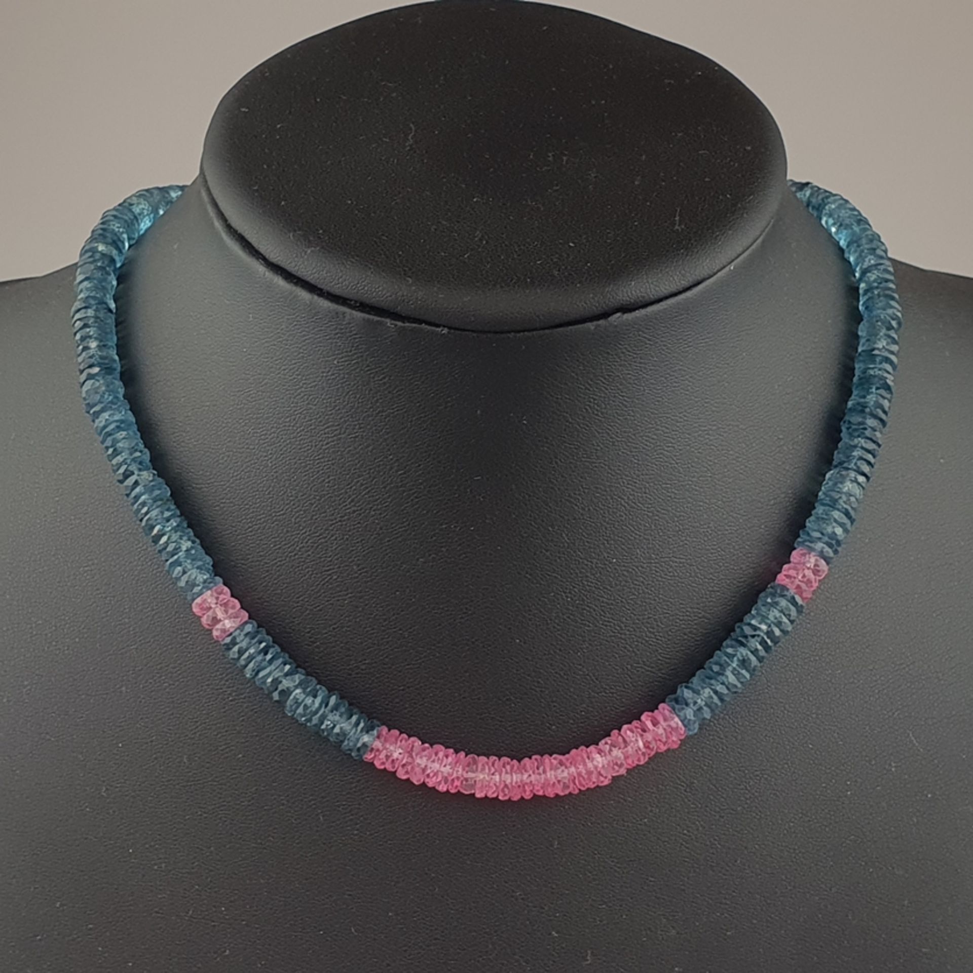 Topaskette mit Saphirschließe - facettierte blaue und pinkfarbene Topas-Rondelle (ca.7 mm) von insg - Bild 3 aus 7
