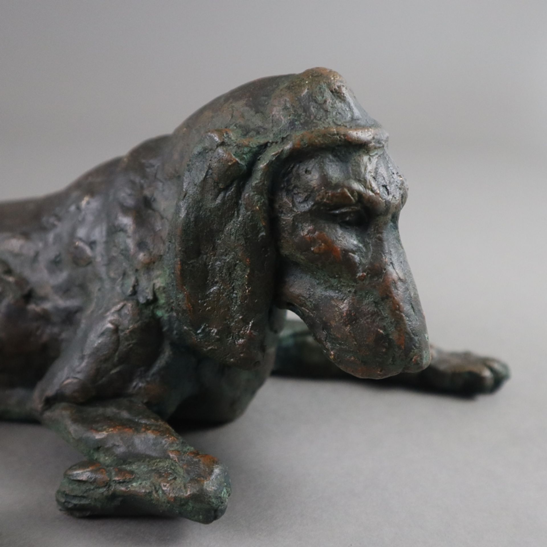 Tierfigur "Liegender Jagdhund" - 1. Hälfte 20. Jh., Bronze, dunkelbraun patiniert, Hohlguss, offene - Bild 2 aus 5