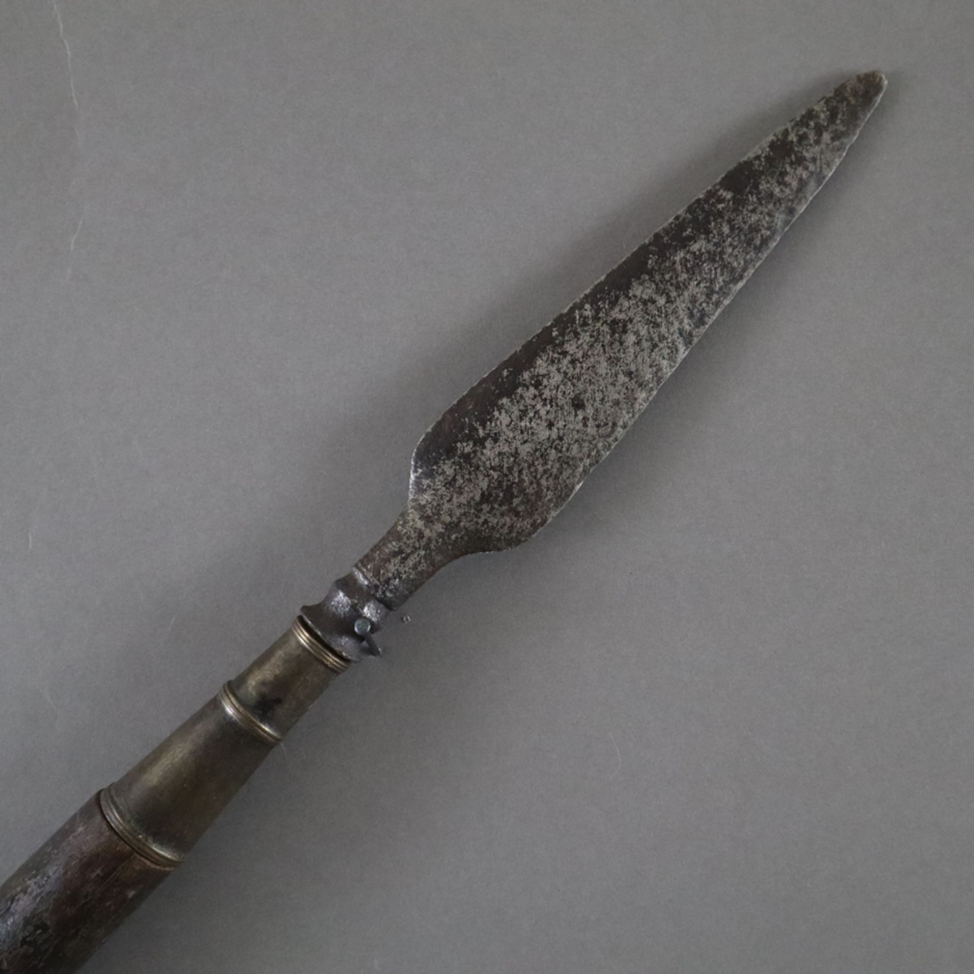 Speer mit Scheide - Indonesien, wohl 19./20. Jh., lanzettförmiges Blatt von ca. 19 cm Länge, leicht - Bild 4 aus 5
