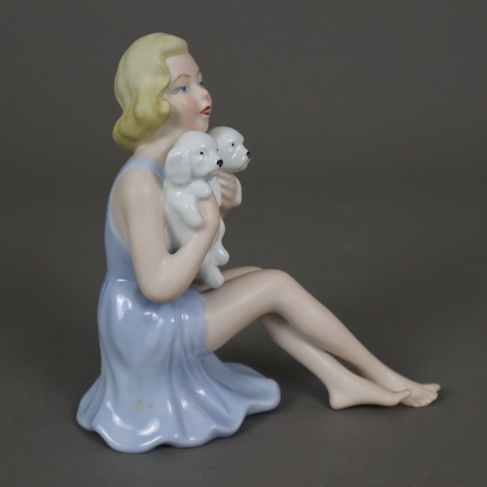 Porzellanfigur "Junge Frau mit zwei Welpen spielend" - Gerold Porzellan, Bavaria, 2. Hälfte 20. Jh. - Bild 5 aus 7