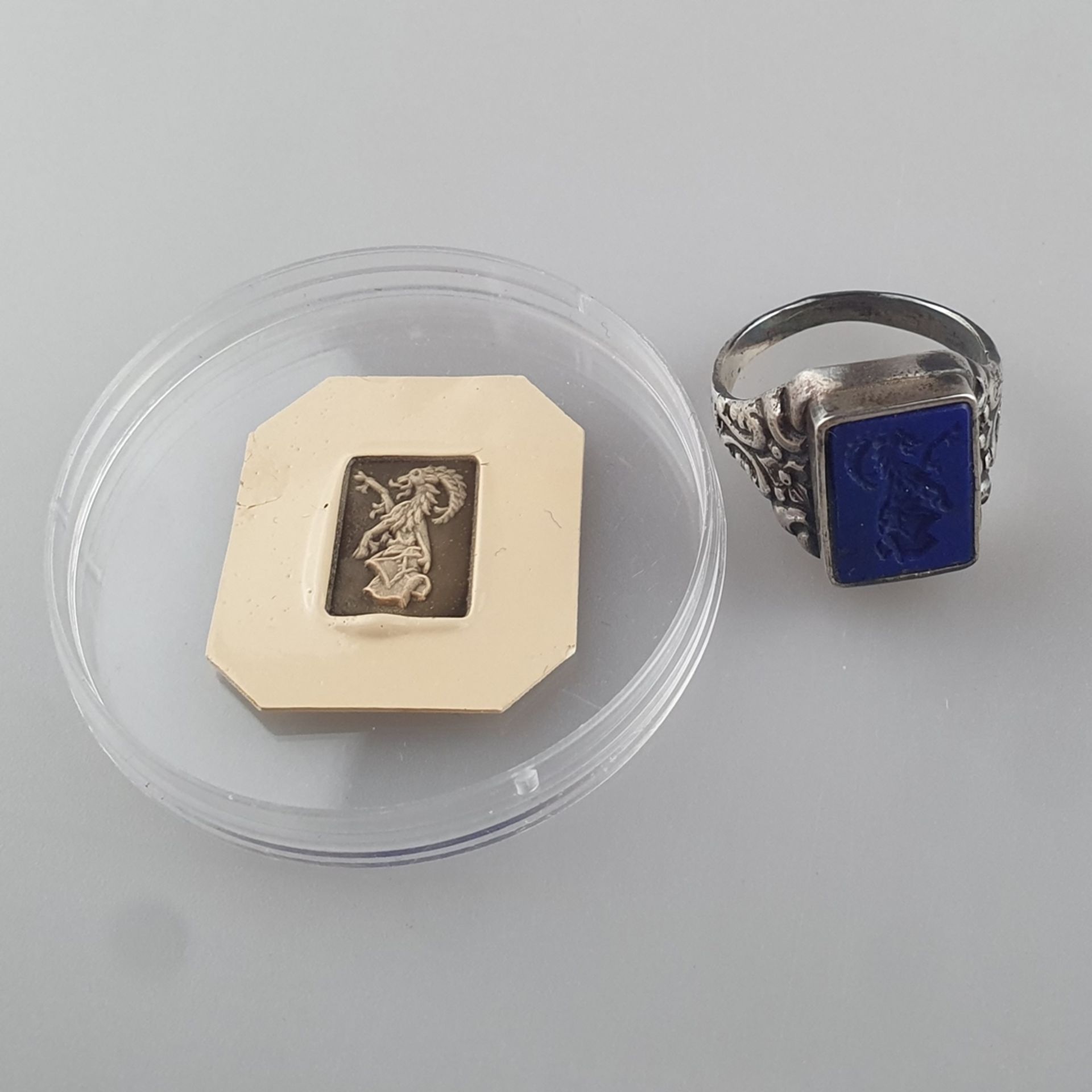 Siegelring - Silberfassung, Schulterpartie mit Jugendstil-Ornamentik, Lapislazuli-Intaglio als Ring - Bild 2 aus 6