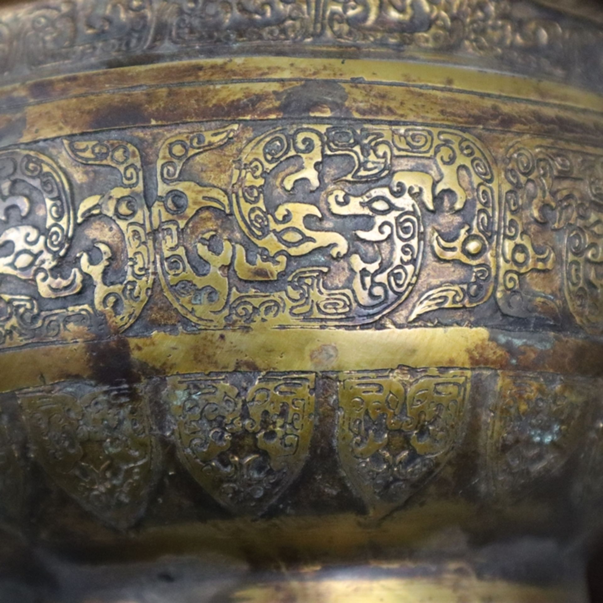 Räucherschale mit Deckel - China, Bronze mit Resten der Vergoldung, halbkugelige Schale auf Standri - Bild 11 aus 14