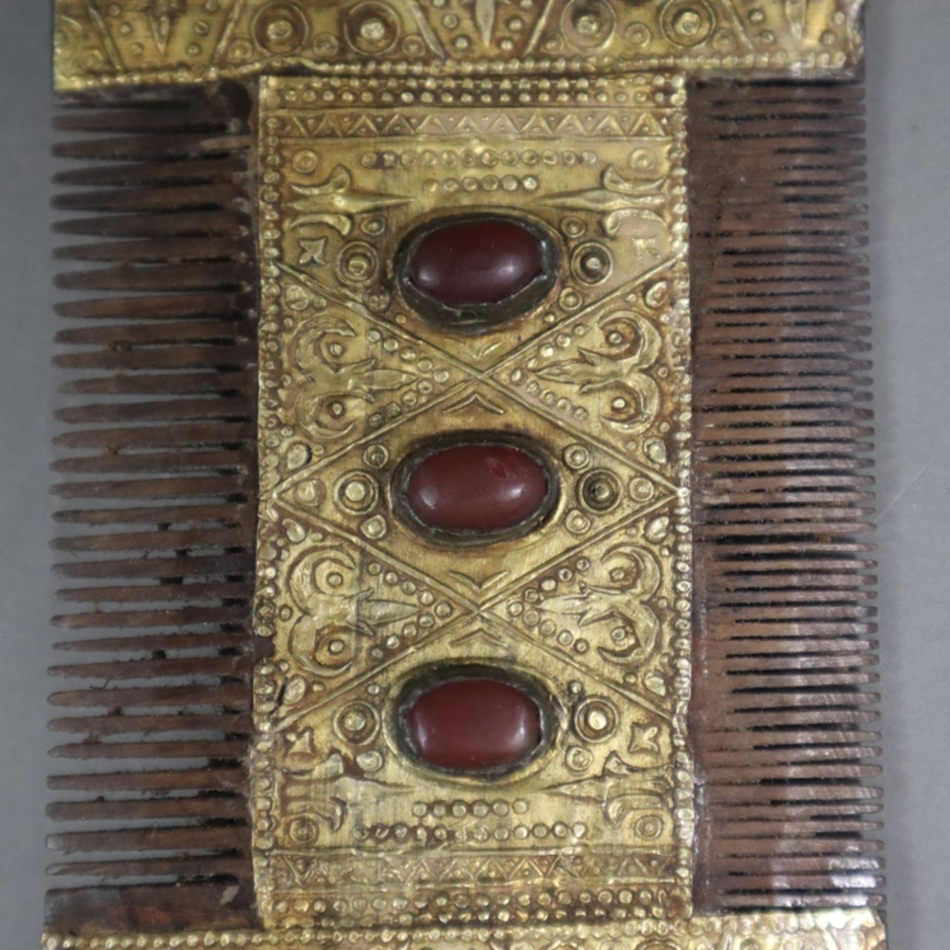 Silbermontierter Kamm - Turkmenistan, 19. / 20. Jh., silberner Kamm vergoldet, mit Reliefdekor sowi - Bild 2 aus 5
