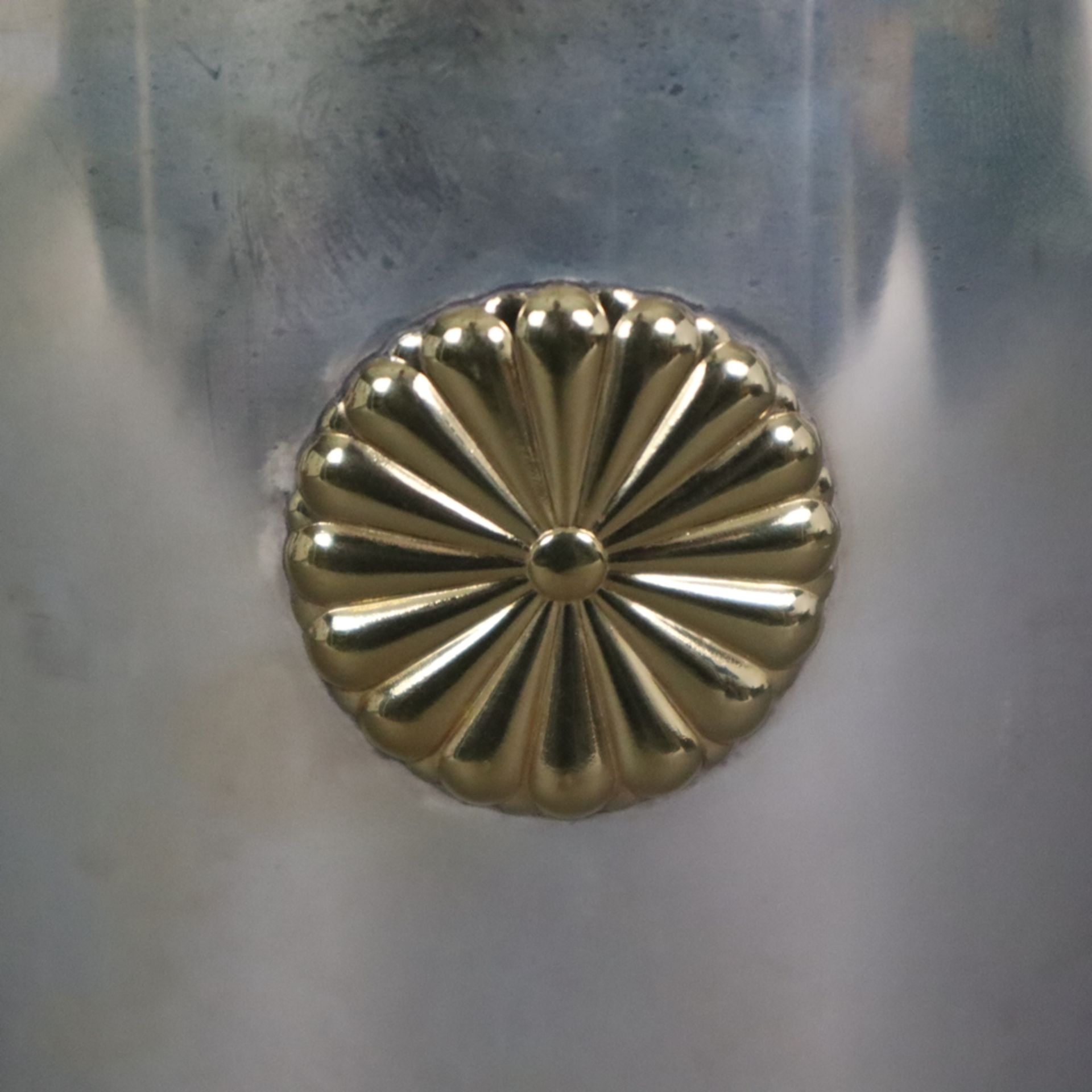 Silber-Vase - Japan, 20. Jh., Massivsilber, sich nach oben erweiternde Form mit kurzem Hals und aus - Bild 4 aus 9