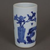 Blau-weißer Pinselhalter - China, frühe Qing-Dynastie, Porzellan, umlaufend in Unterglasurblau bema