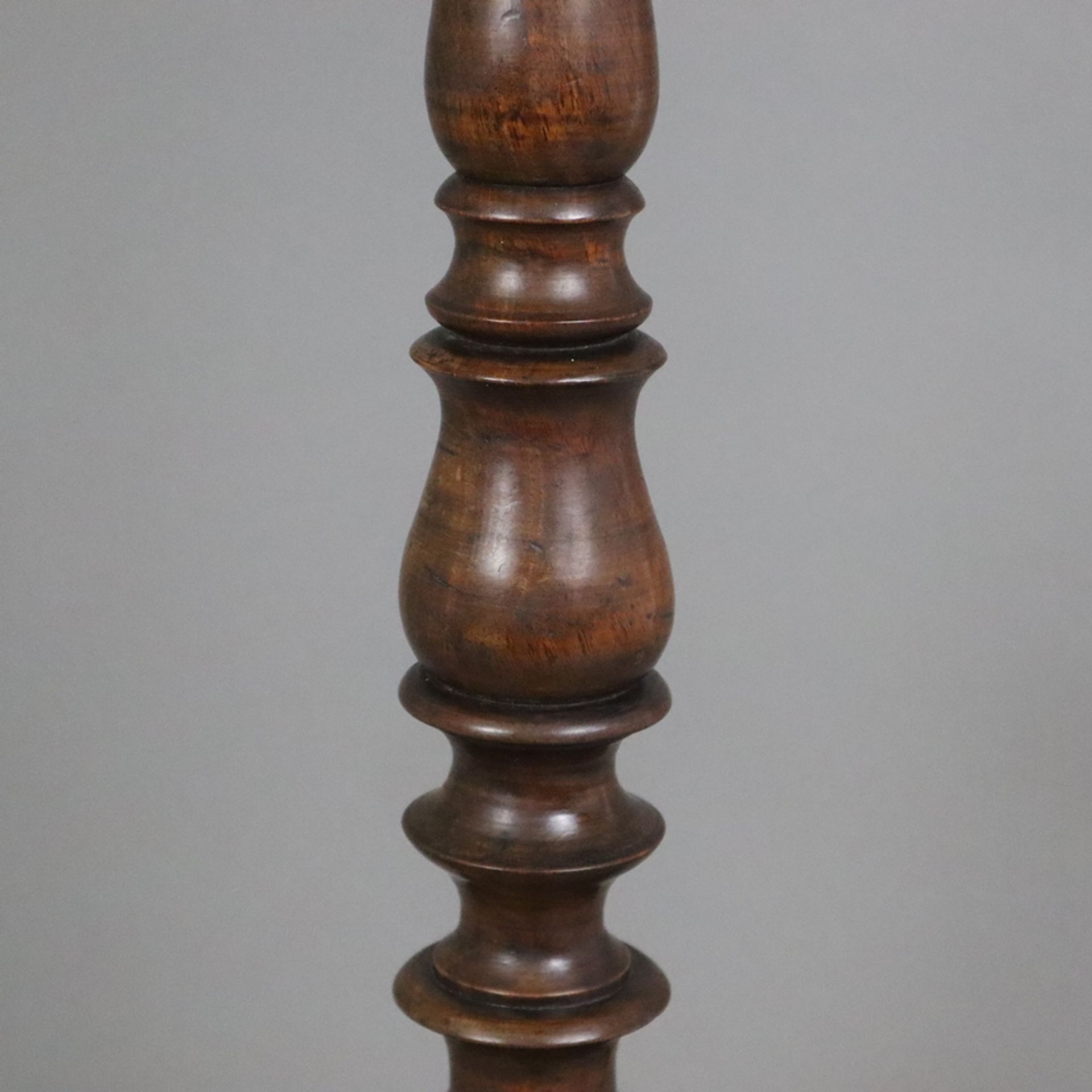 Beistelltisch - 2. Hälfte 19. Jh., Nussbaum, auf geschweiftem Dreibeinfuß gedrechselter Säulenschaf - Image 6 of 9