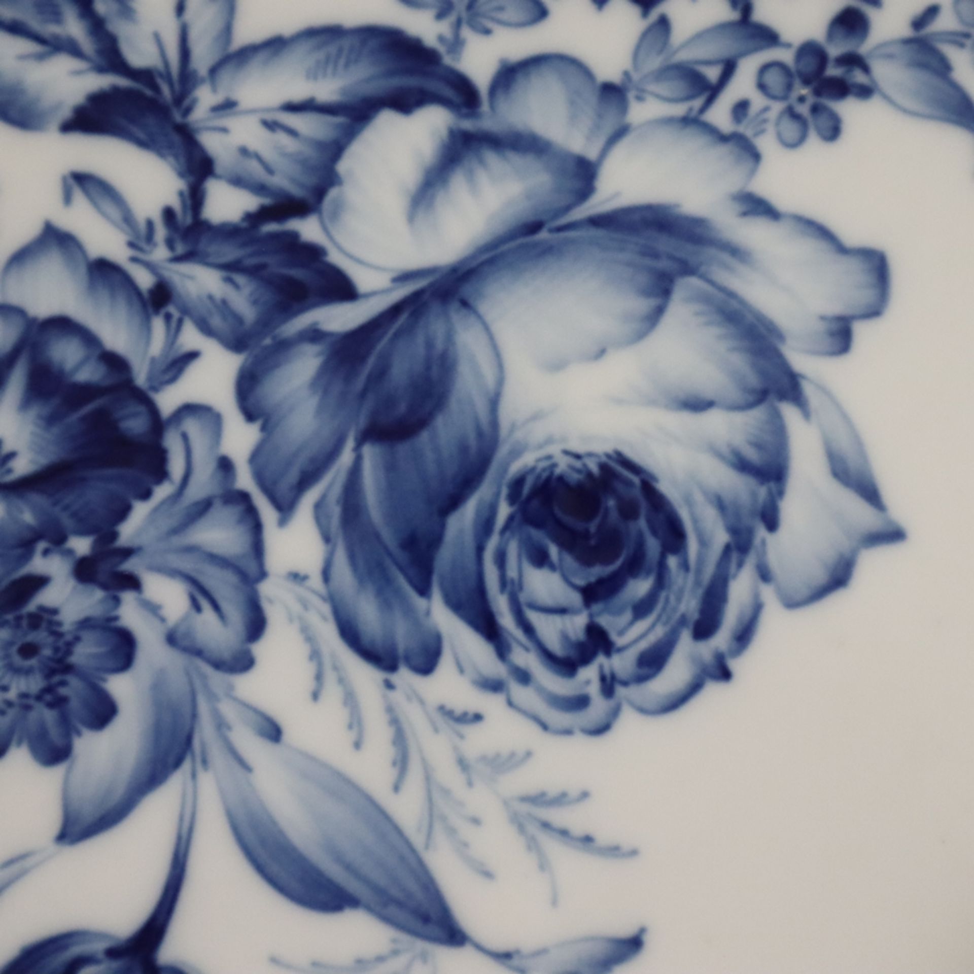 Ovale Vorlegeplatte - Meissen, Knaufzeit, Porzellan, Dekor "Blaue Blume mit Insekten" unter Glasur, - Bild 3 aus 9