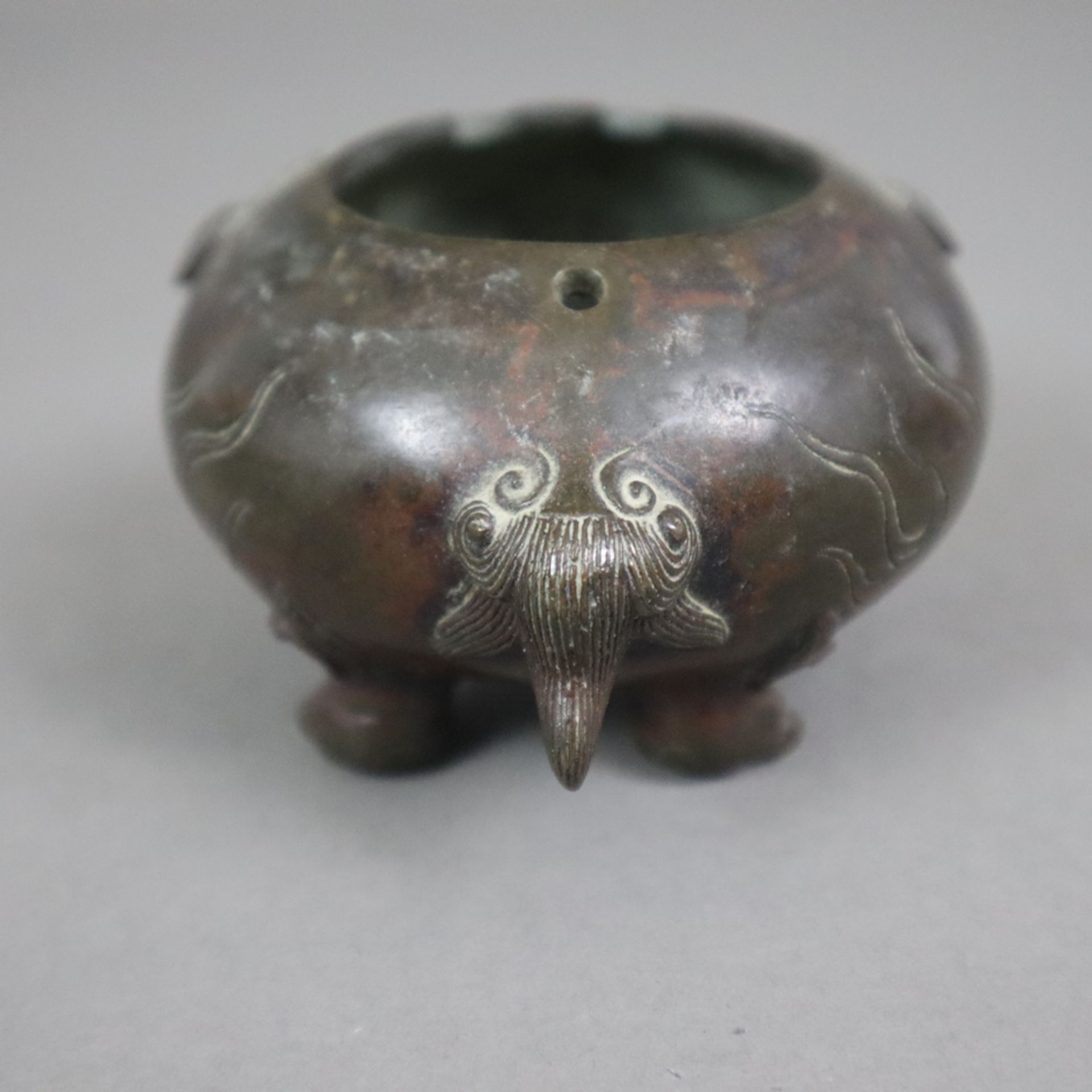 Kleiner figürlicher Koro - Japan, Bronze, braun patiniert, in Gestalt eines runden Shishi, Steckdec - Bild 5 aus 6