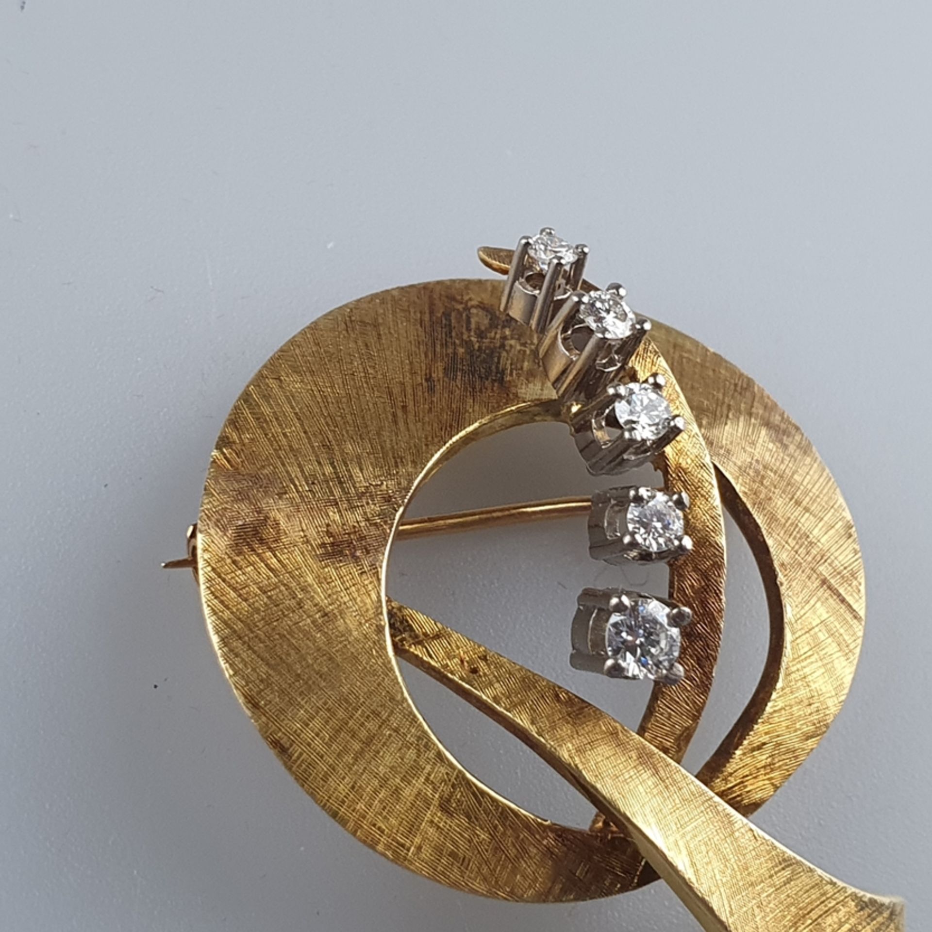 Diamantbrosche - Gelbgold 750/000 (18 K), Besatz mit fünf Diamanten im Brillantschliff von zusammen - Bild 3 aus 5