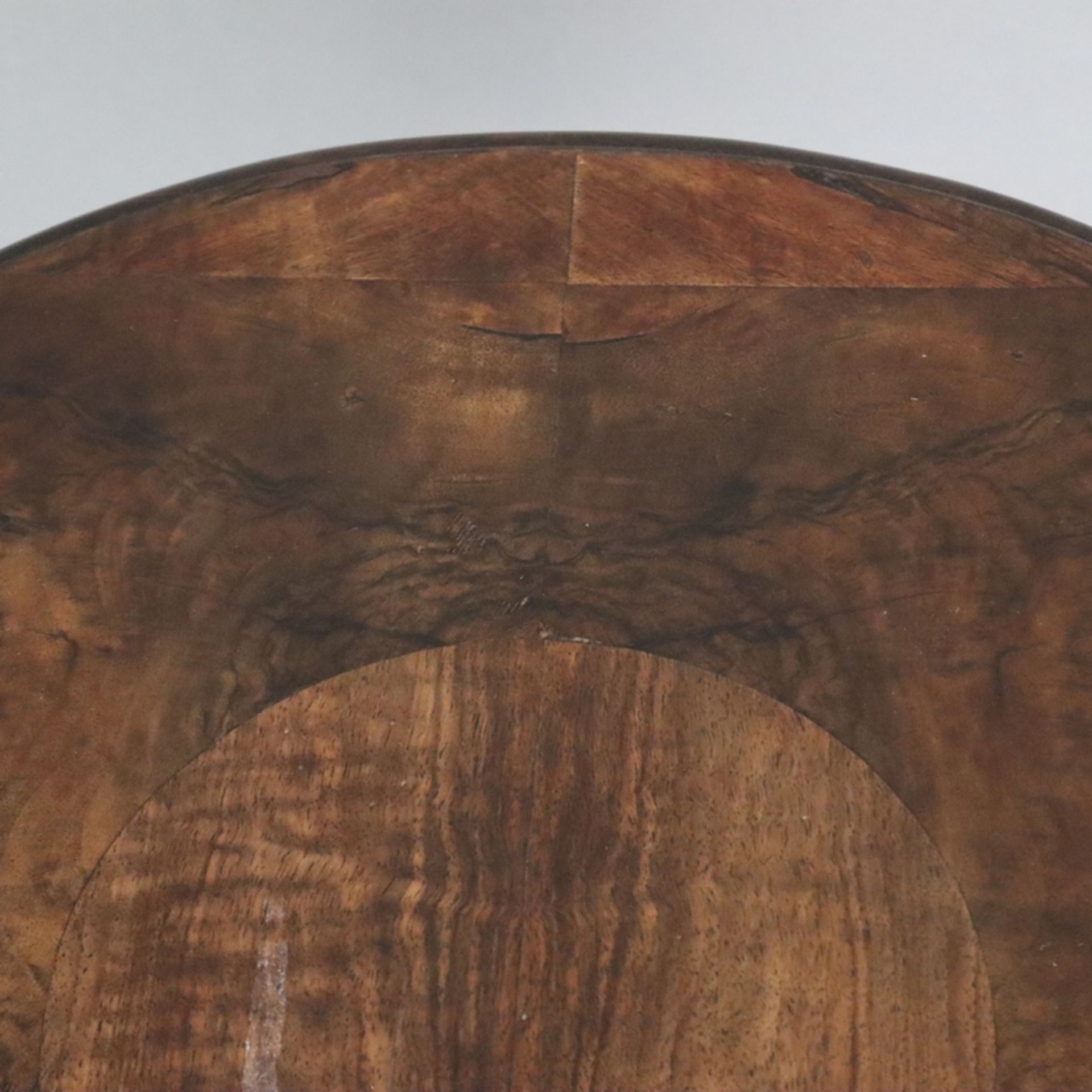 Beistelltisch - 2. Hälfte 19. Jh., Nussbaum, auf geschweiftem Dreibeinfuß gedrechselter Säulenschaf - Image 3 of 9