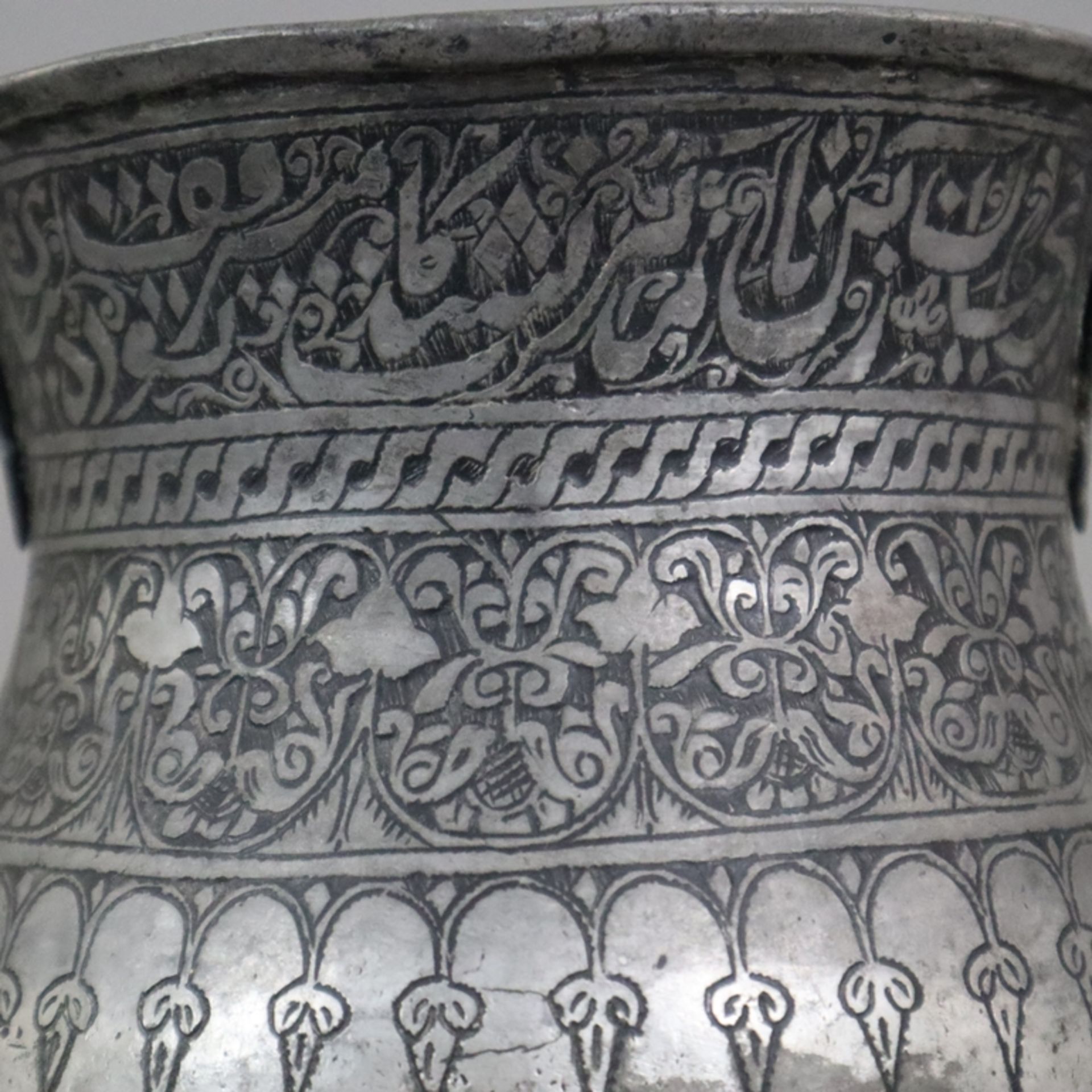 Kessel mit arabischer Kalligraphie - Zinn, eingeschnürter runder Korpus mit geschweiftem Bügelhenke - Bild 4 aus 8