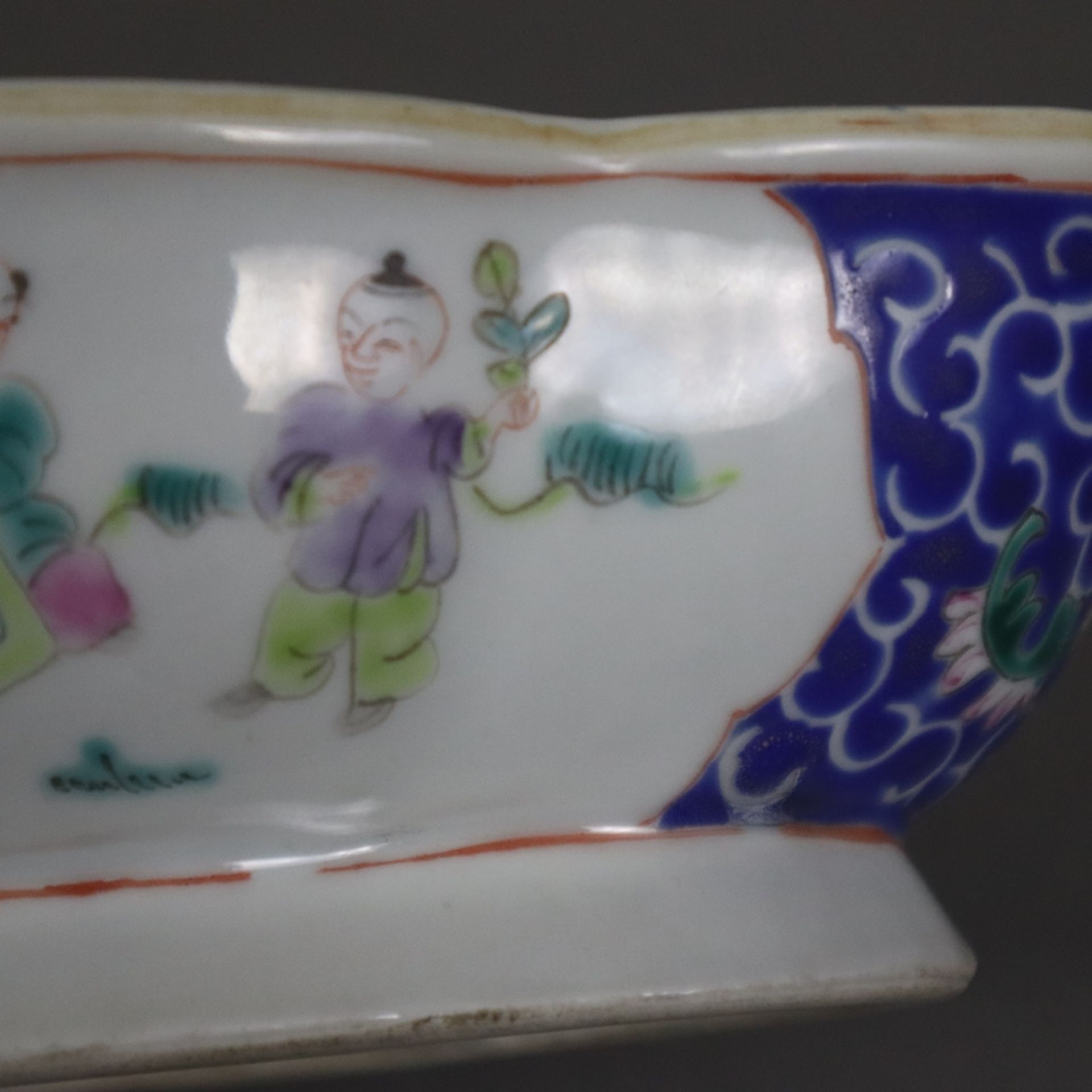 Fußschale - China, Porzellan, vierpassige Ovalform, beidseitig mehrfigurig besetzte Reserven in den - Bild 3 aus 7