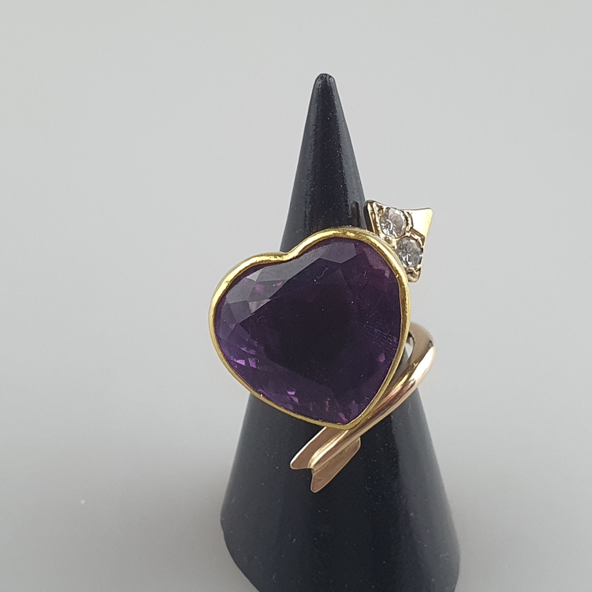 Ausgefallener Amethystring mit Diamanten - Gelbgold 585/000 (14 K), innen gestempelt, herzförmiger - Bild 2 aus 4