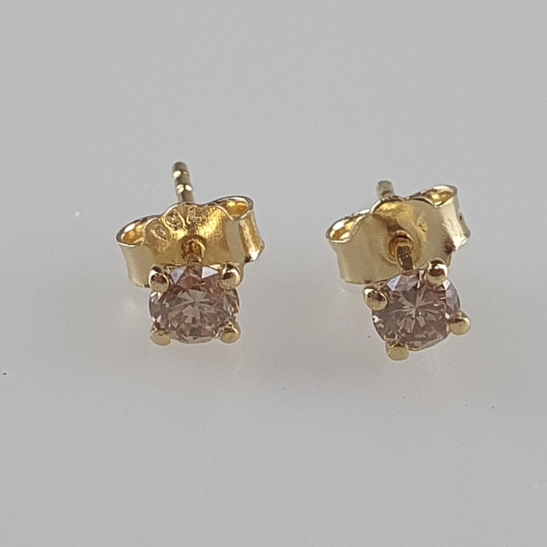 Ein Paar Diamant-Ohrstecker - Gelbgold 750/000, Sicherungen gestempelt, jeweils besetzt mit 1 Diama