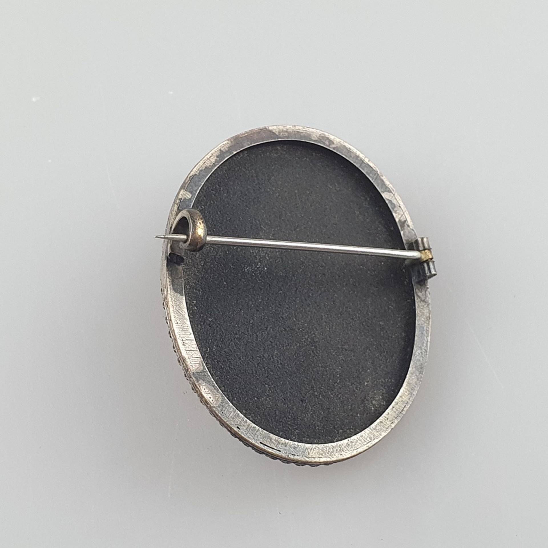 Kameenbrosche - 19.Jh., Silberfassung, auf ovaler Onyxplatte geschnitzte Gagat-Kamee: Büste einer j - Bild 6 aus 6
