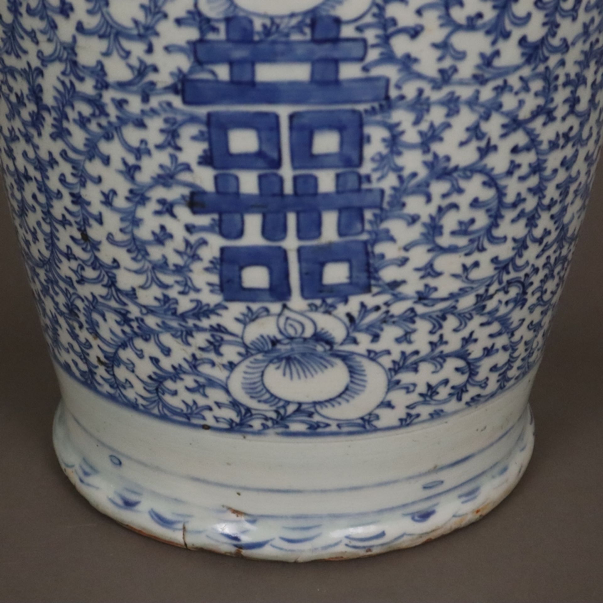 Blau-weiße Bodenvase - China, späte Qing-Dynastie, Tongzhi 1862-1875, sog. „Hochzeitsvase“, auf der - Bild 7 aus 14