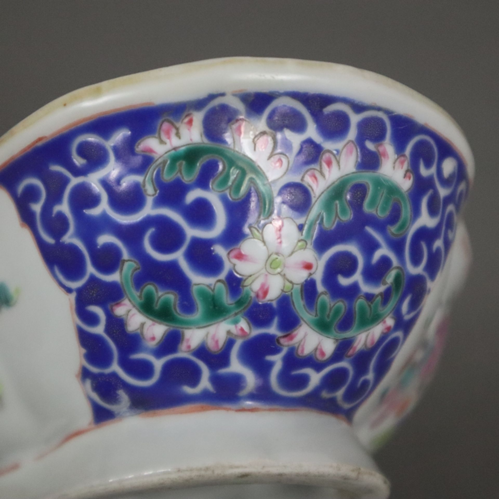 Fußschale - China, Porzellan, vierpassige Ovalform, beidseitig mehrfigurig besetzte Reserven in den - Bild 4 aus 7