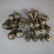 Konvolut Glöckchen für Tierschmuck - Indien, (Gelb-)Bronze, 24 Stück, diverse Ausführungen und Größ