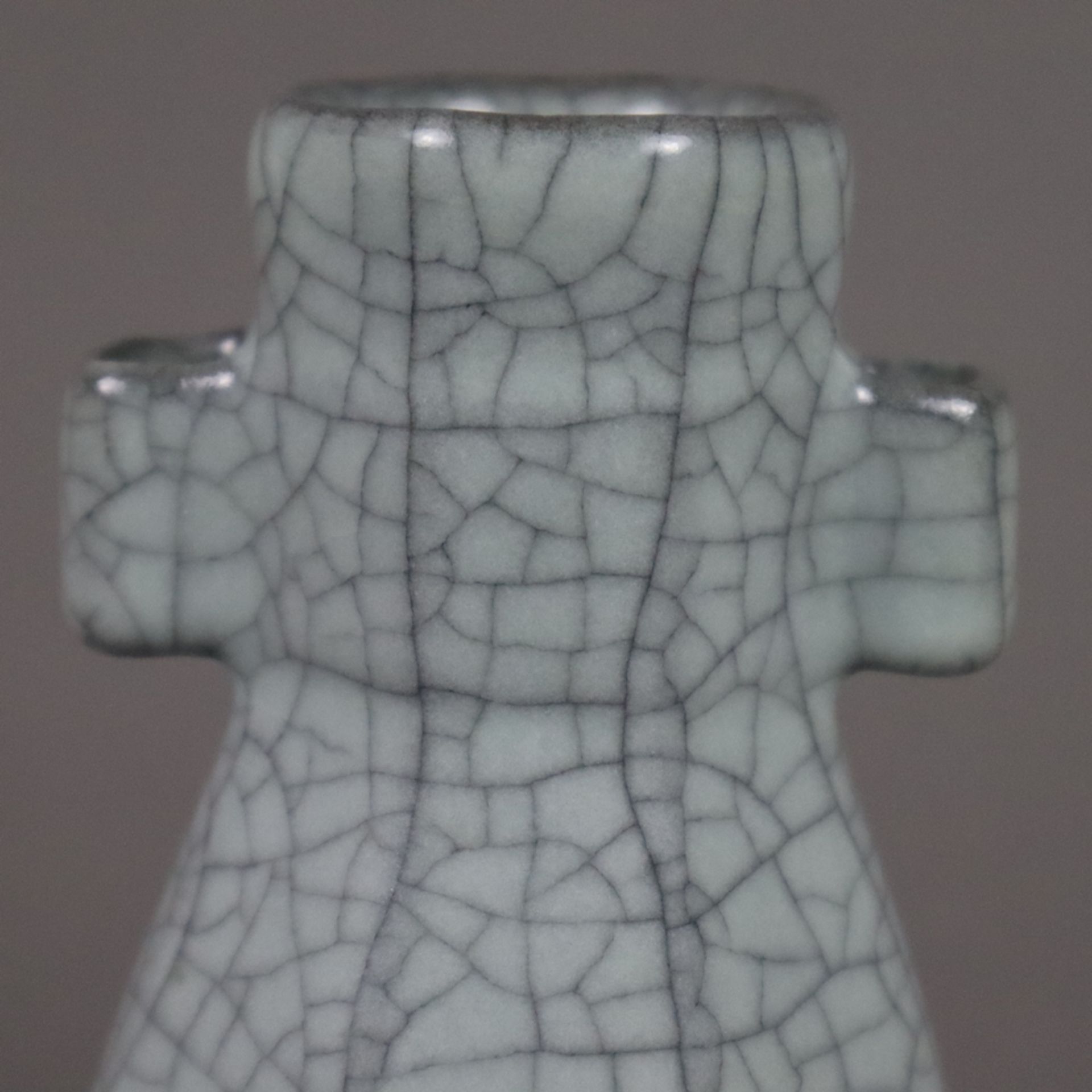 Hu-Vase - China, gekantete Wandung mit zwei röhrenartigen Henkeln am Hals, bläuliche Glasur mit typ - Bild 2 aus 7