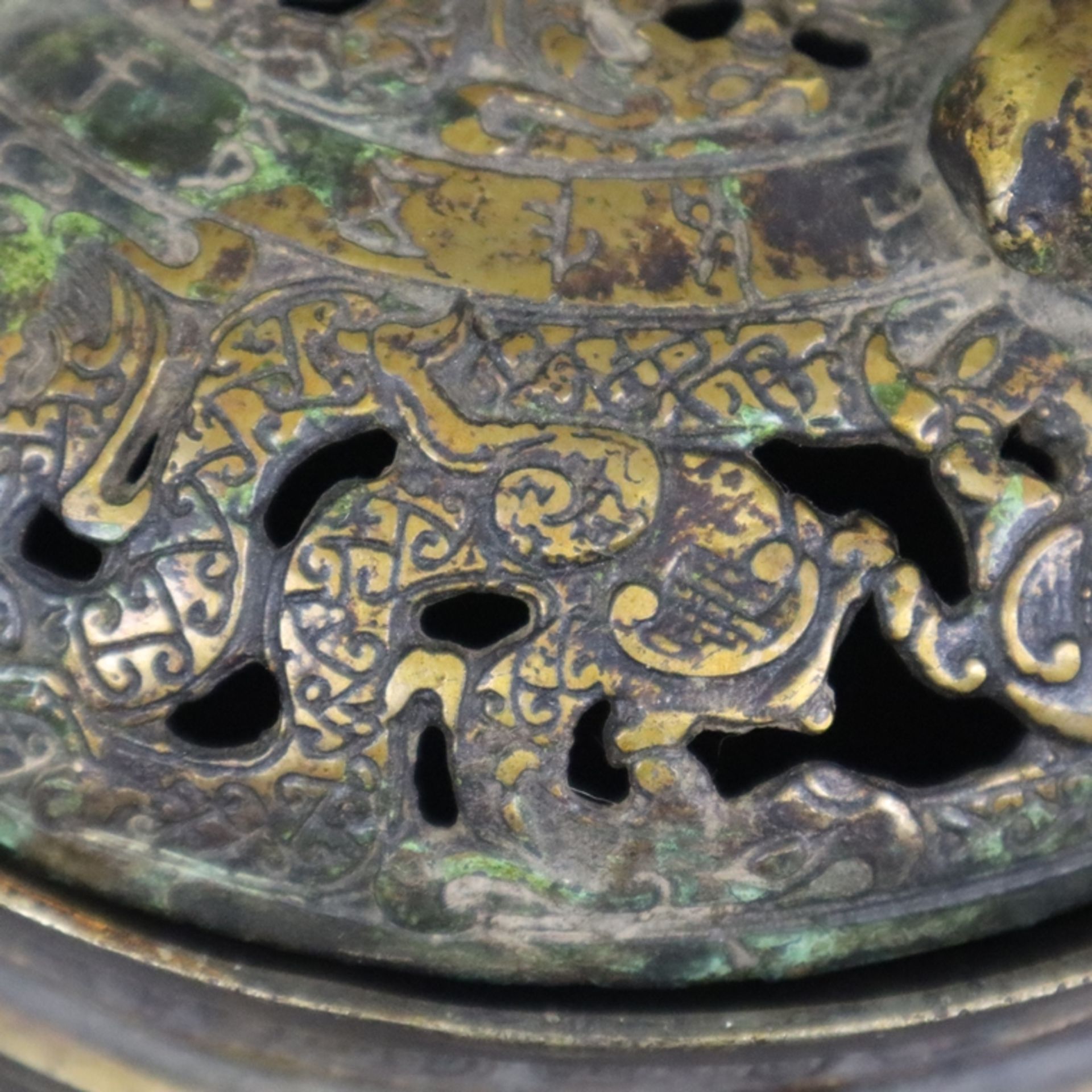 Räucherschale mit Deckel - China, Bronze mit Resten der Vergoldung, halbkugelige Schale auf Standri - Bild 5 aus 14