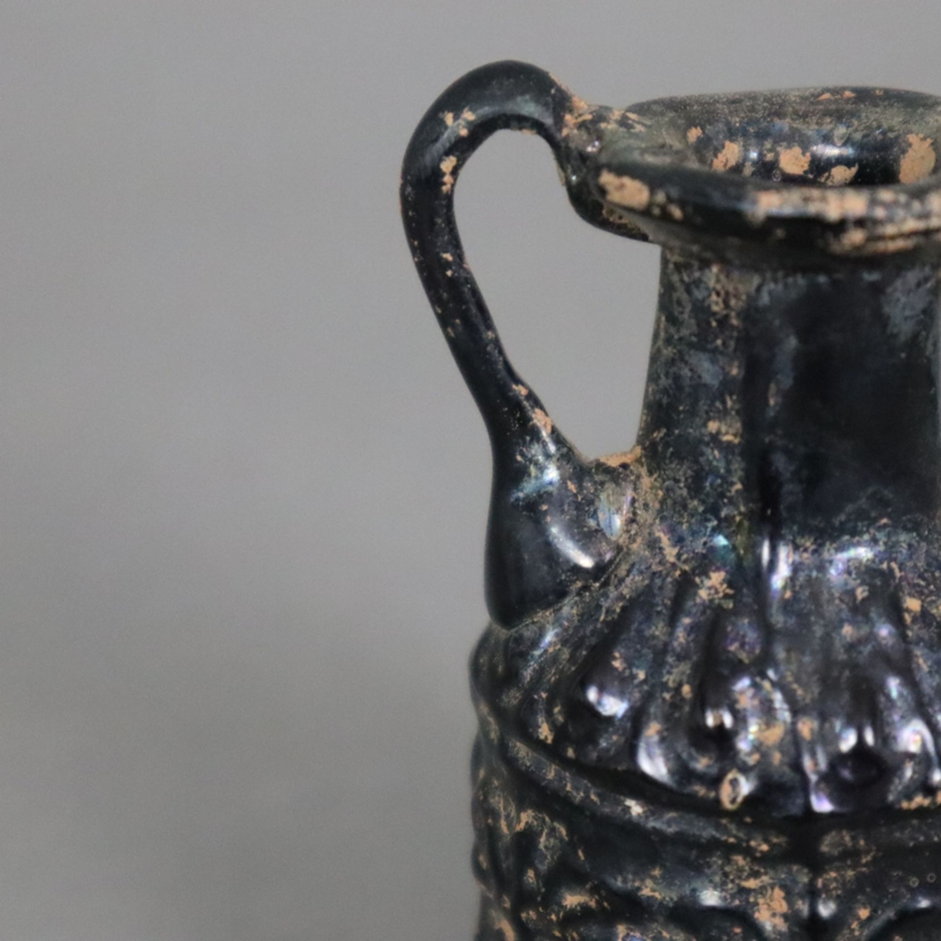 Glasfläschchen - römisch, wohl östliches Mittelmeer ca. 2. - 7. Jh., helles purpurfarbenes Glas, Ba - Bild 3 aus 7