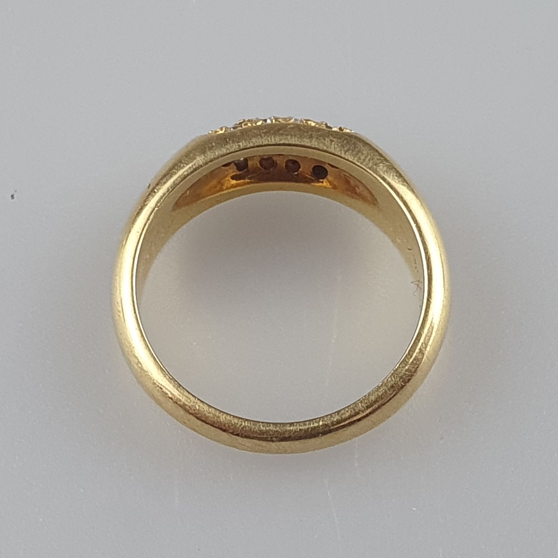 Goldring mit Diamantbesatz - Gelbgold 750/000 (18K), vertiefter Ringkopf ausgefasst mit 13 kleinen - Bild 5 aus 5