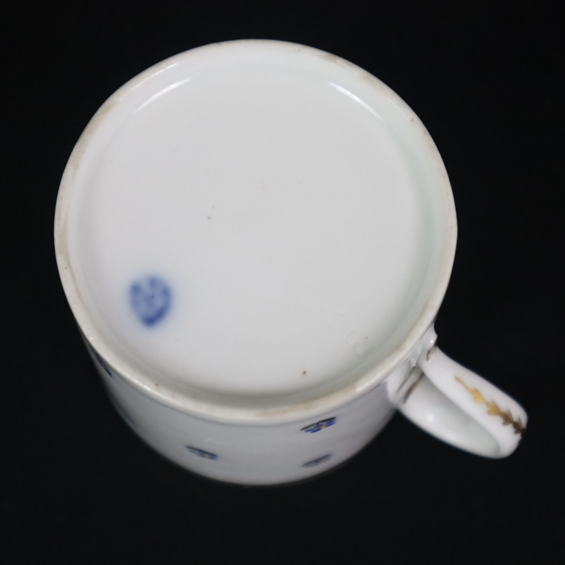 Tasse mit Untertasse - Höchst Ende 18. Jh., zylindrische Tasse mit Ohrenhenkel, schauseitig mit flo - Bild 5 aus 5