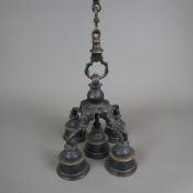 Tempelglocken mit Kettenaufhängung - Bronzelegierung, fünf Glocken an geschwungenem Gestell mit Gan
