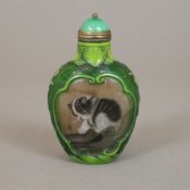 Snuffbottle - China frühes 20.Jh., Pekingglas mit grünem Überfang, auf der Wandung Reliefdekor aus 