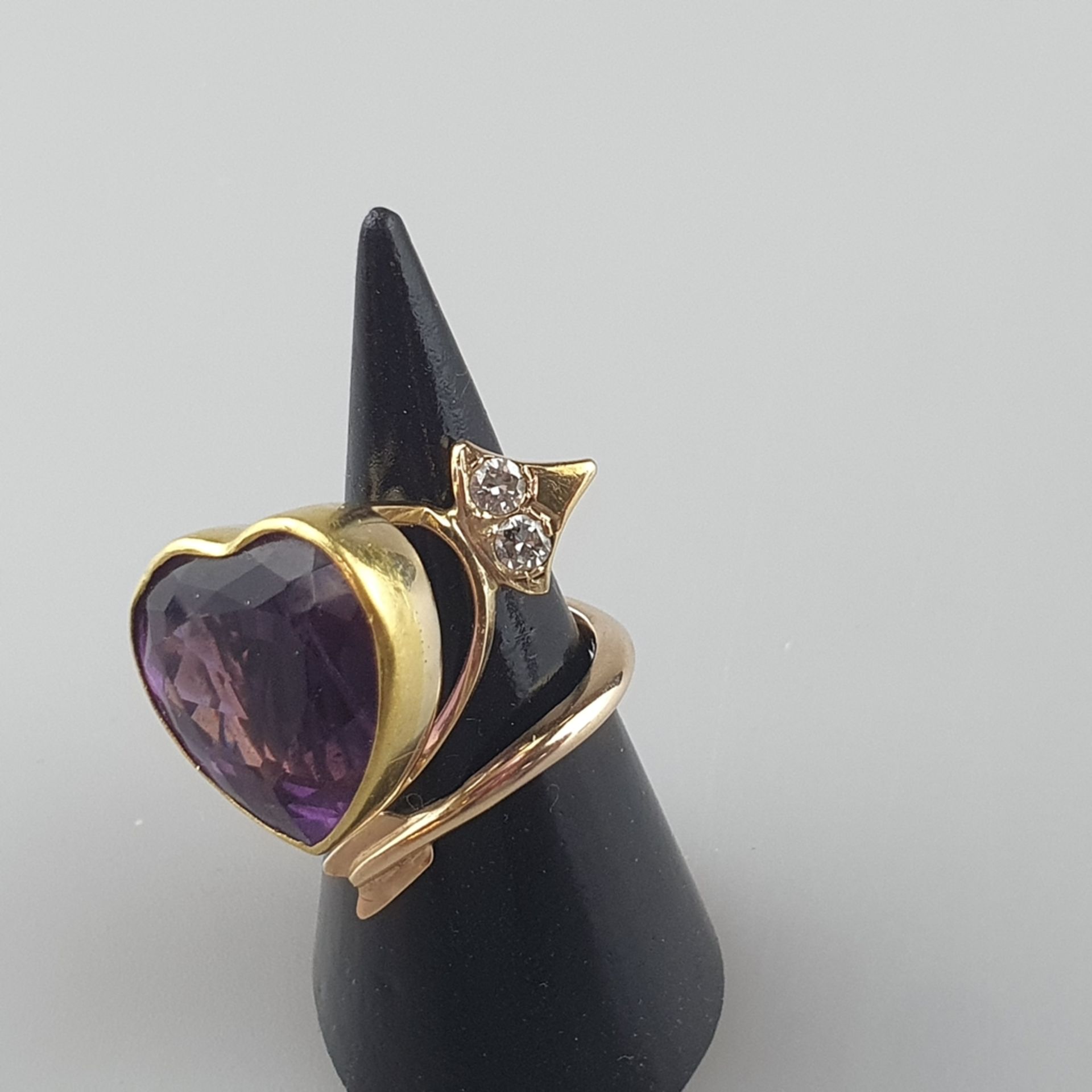 Ausgefallener Amethystring mit Diamanten - Gelbgold 585/000 (14 K), innen gestempelt, herzförmiger - Bild 3 aus 4