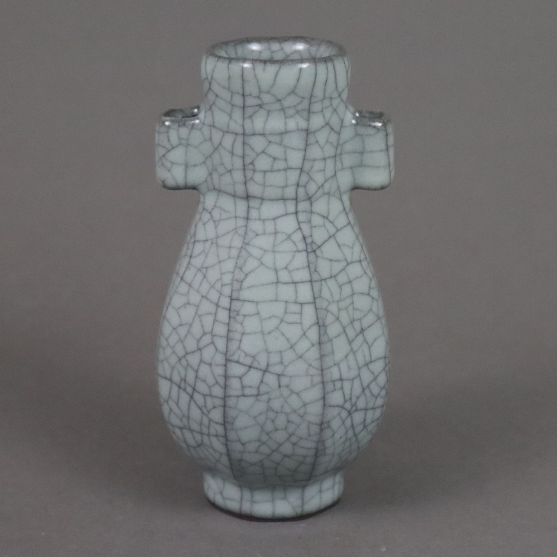 Hu-Vase - China, gekantete Wandung mit zwei röhrenartigen Henkeln am Hals, bläuliche Glasur mit typ