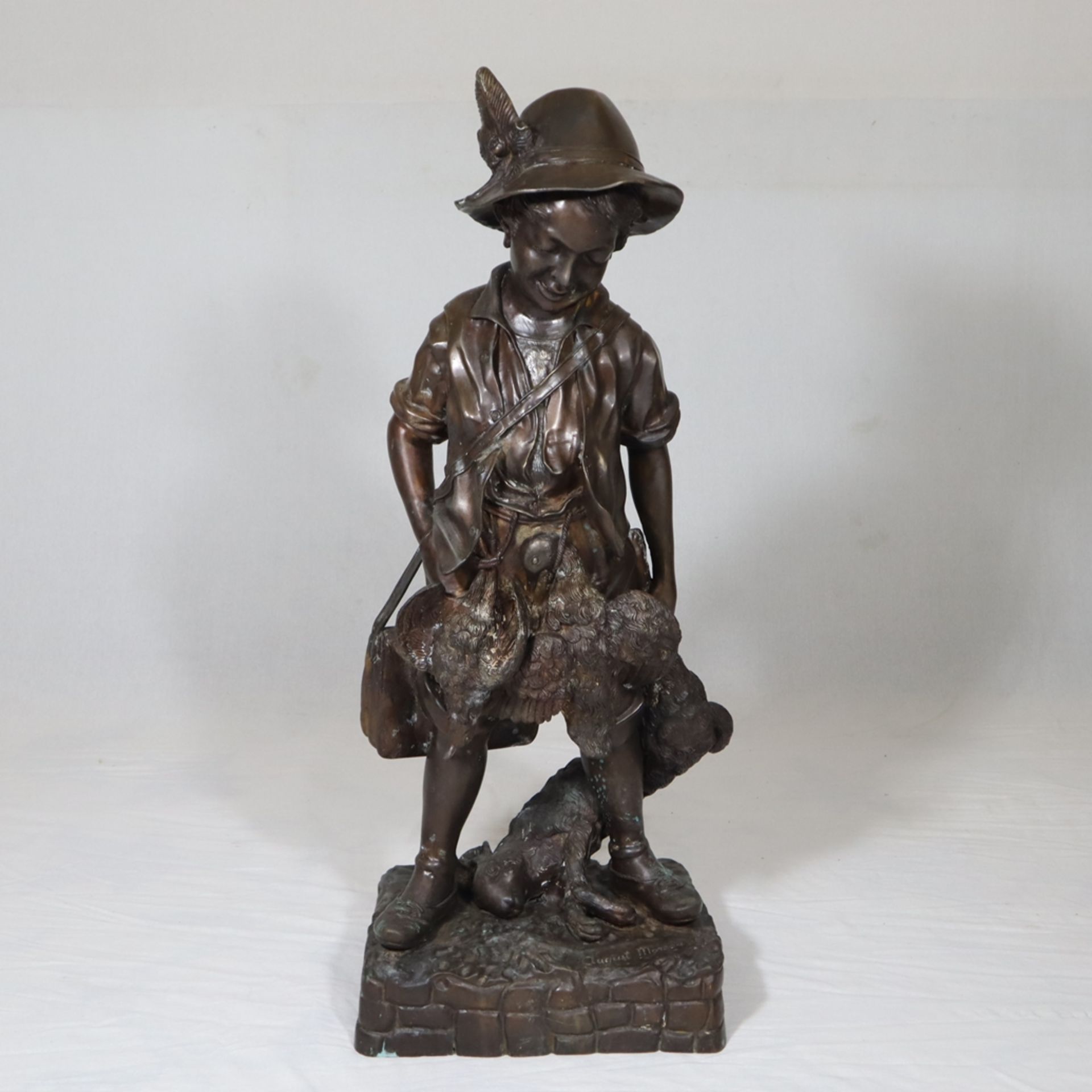 Große Bronzefigur “Junger Jäger mit Beute” - Bronzeskulptur mit braun-goldener Patina, wohl nach Au