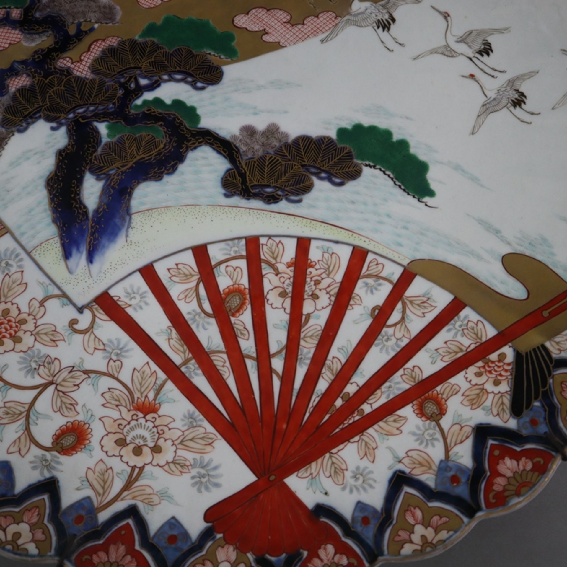 Große Imari-Platte - Japan, Meiji-/ Taishō-Zeit, Porzellan, leicht vertiefte Form mit gefächerter F - Bild 5 aus 9