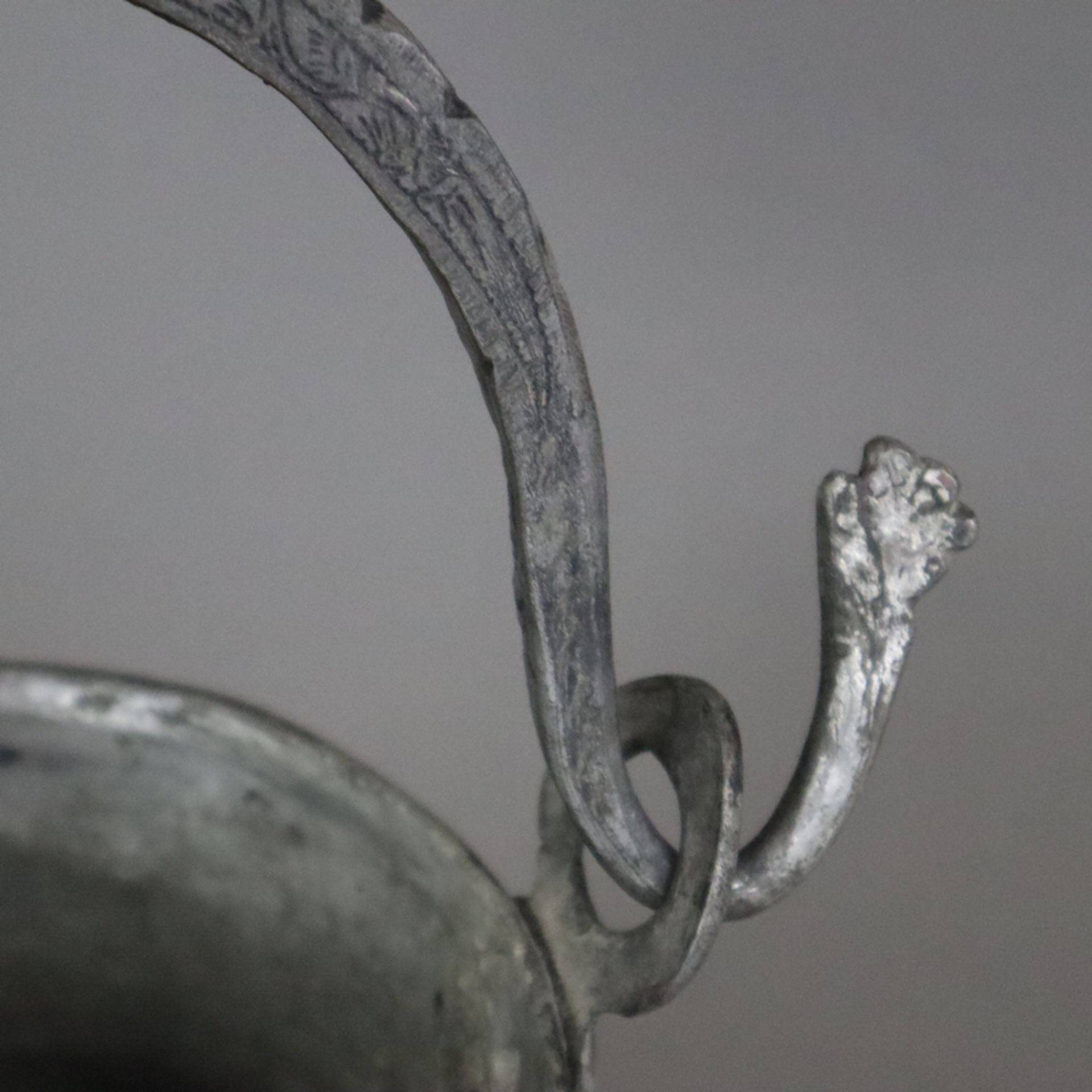 Kessel mit arabischer Kalligraphie - Zinn, eingeschnürter runder Korpus mit geschweiftem Bügelhenke - Bild 3 aus 8