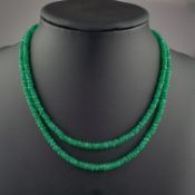 Zweireihige Smaragdkette mit Rubinschließe - facettierte Smaragd-Rondelle von insgesamt ca. 155 ct.